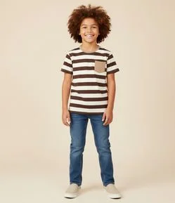 Camiseta Infantil Regular com Estampa de Listras e Bolso - Tam 5 a 14 Anos