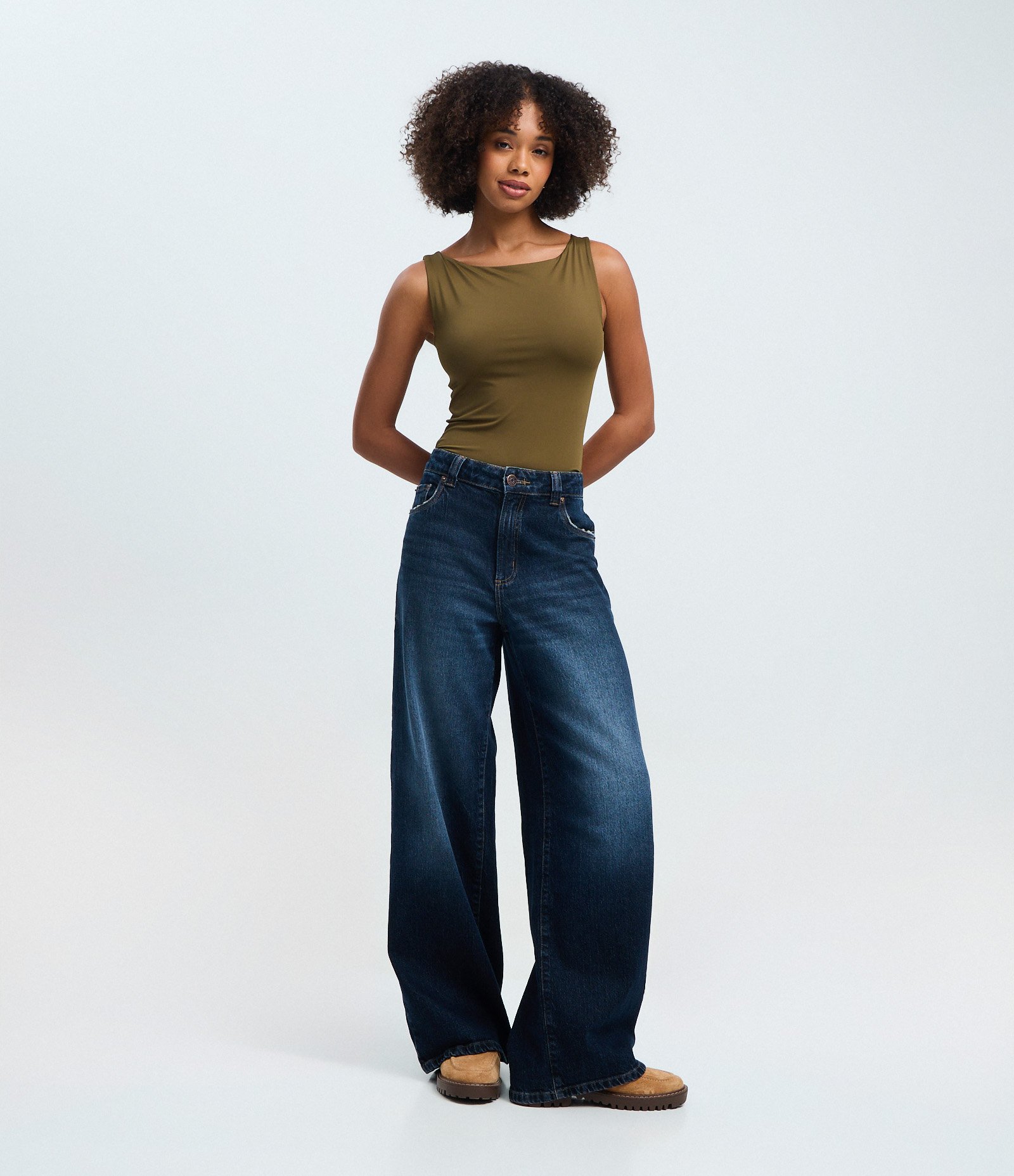 Blusa Sem Manga em Microfibra com Decote Canoa Verde Oliva 2