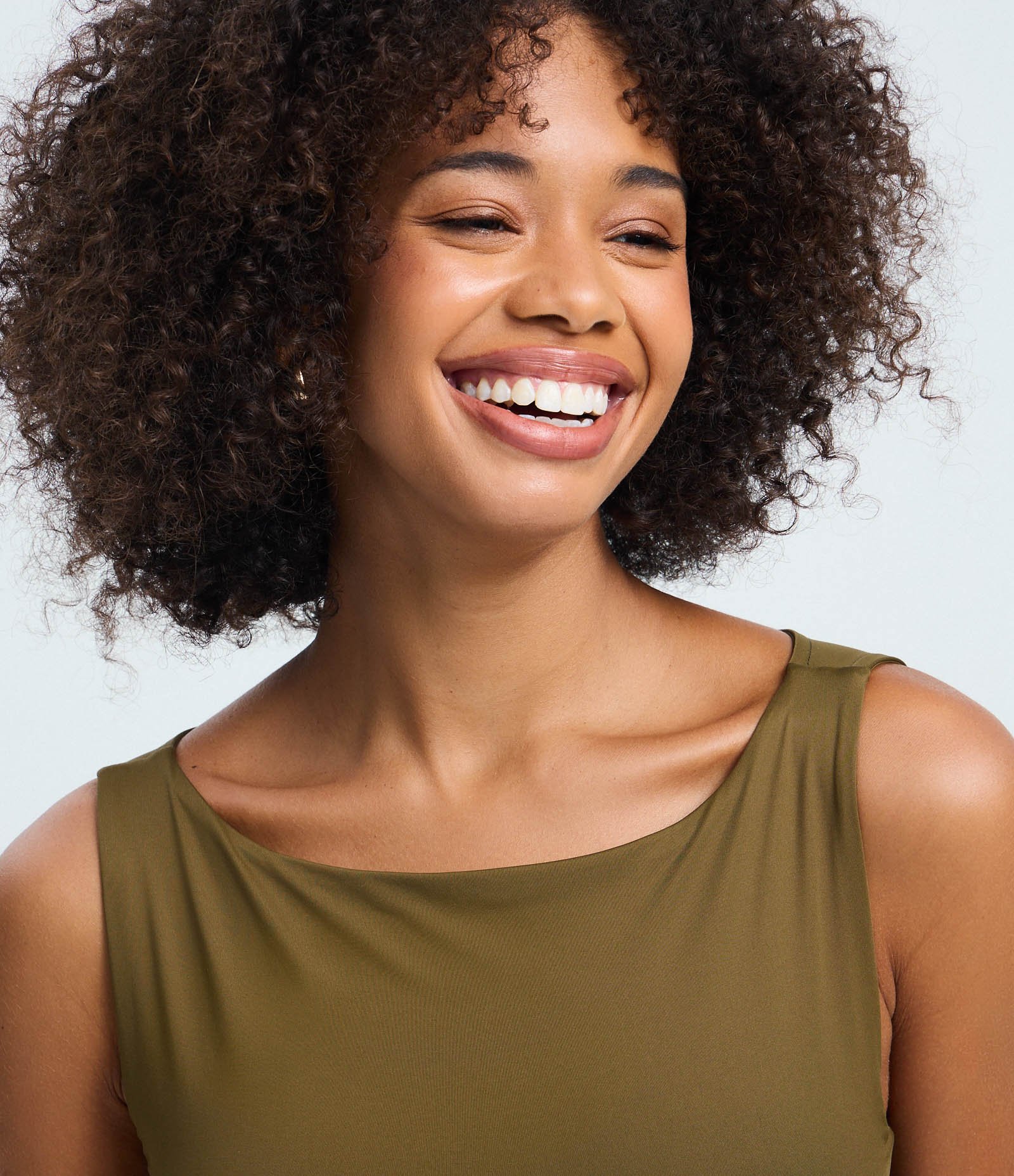 Blusa Sem Manga em Microfibra com Decote Canoa Verde Oliva 3