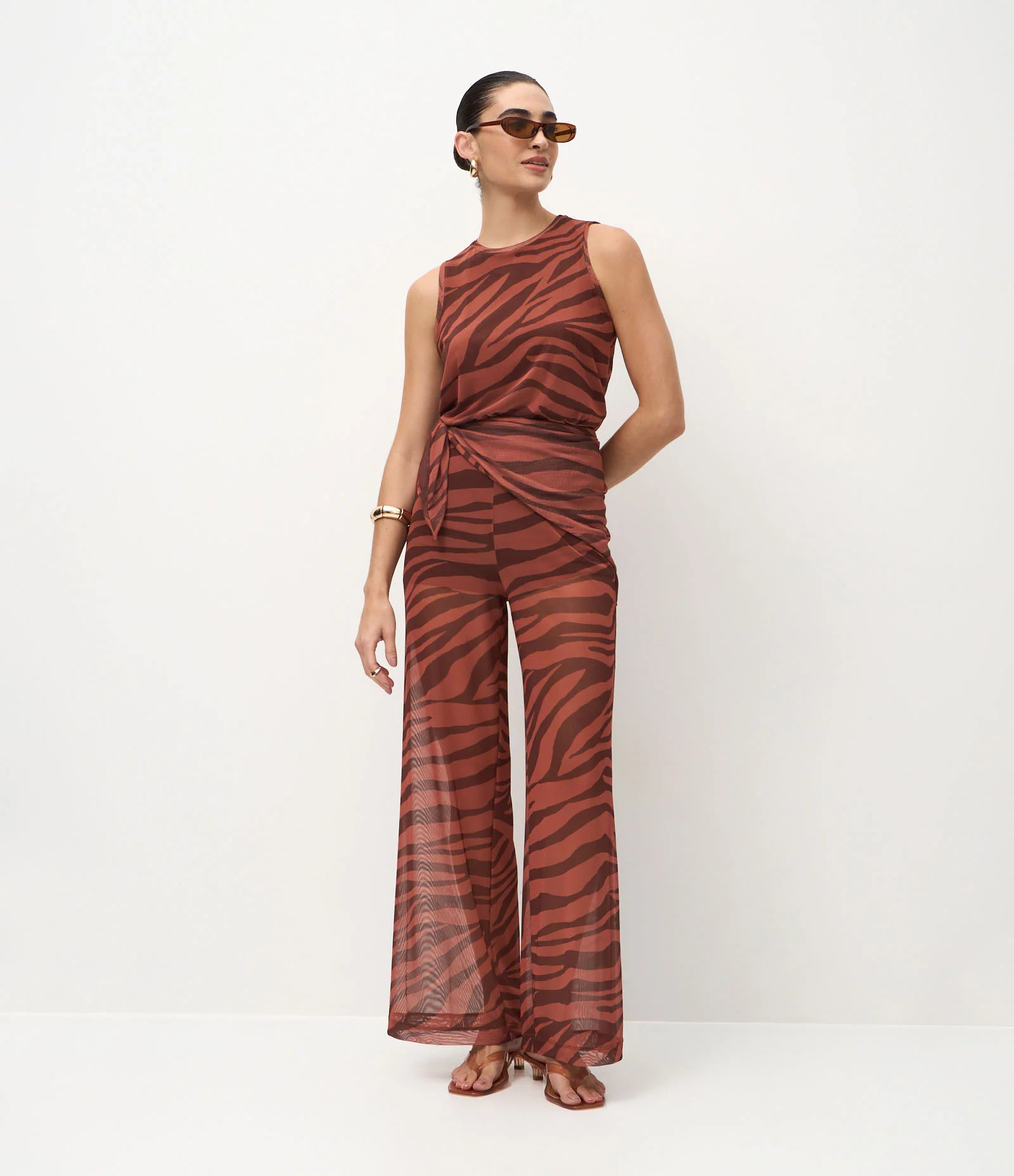 Calça Reta em Tule Transparente com Amarração na Lateral Marrom 1