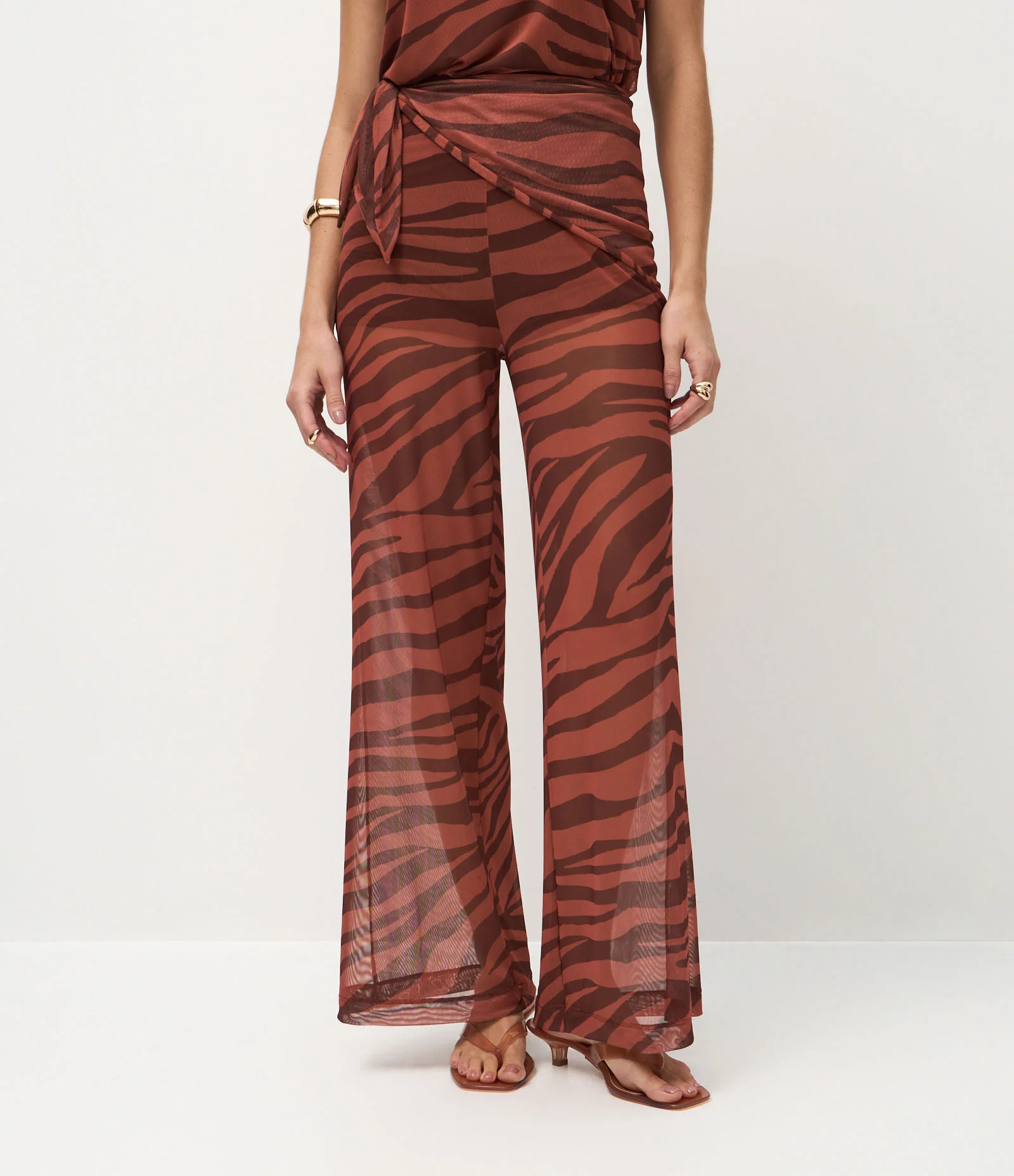 Calça Reta em Tule Transparente com Amarração na Lateral Marrom 3