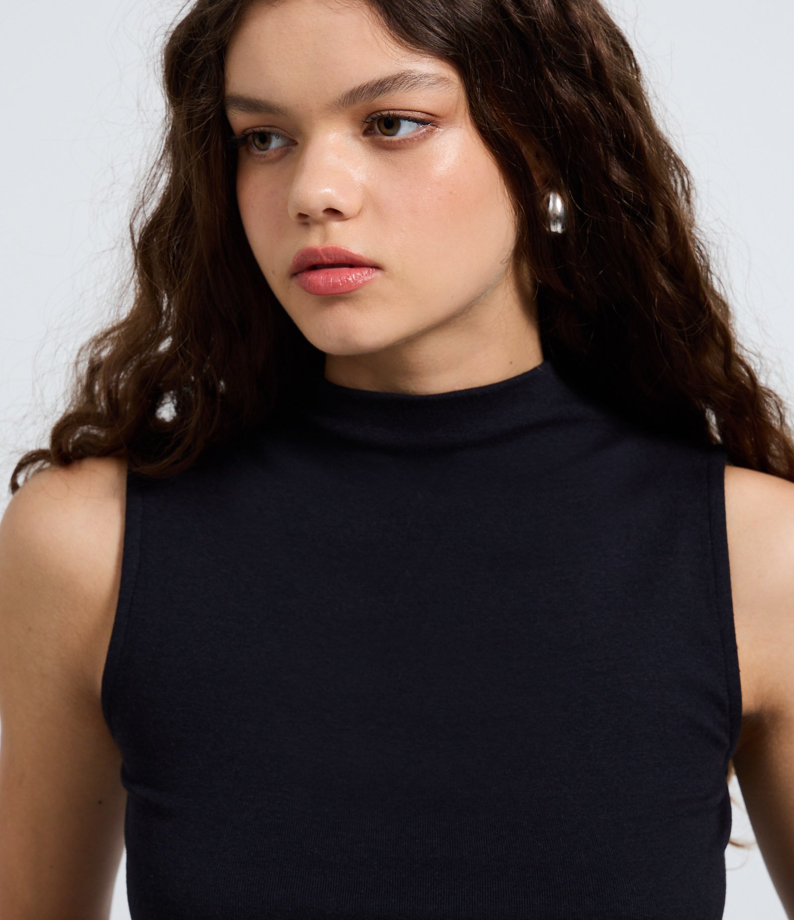 Blusa Regata Básica em Algodão com Gola Alta Preto 3