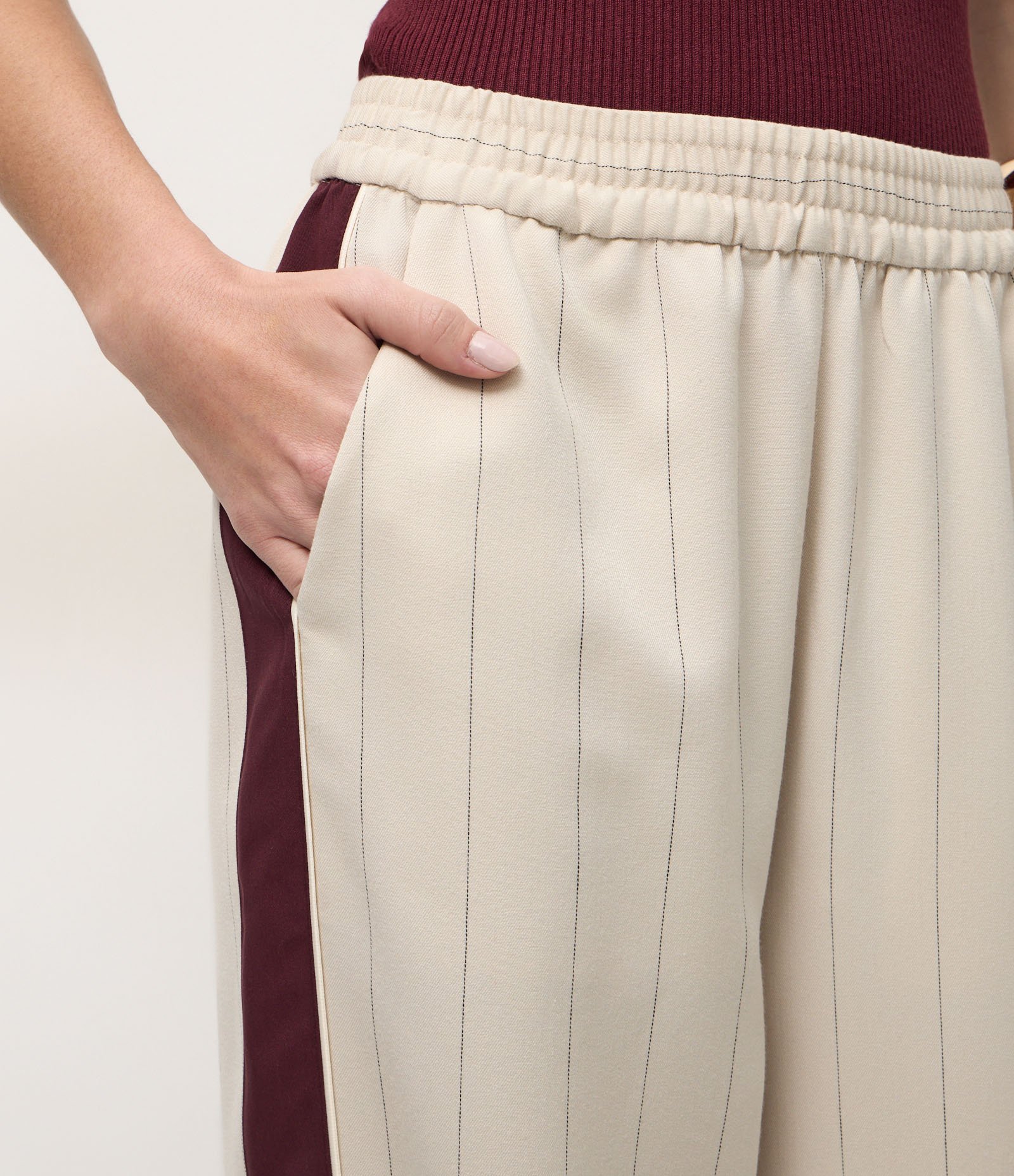 Calça Reta Risca de Giz com Cós Elástico Off White 2