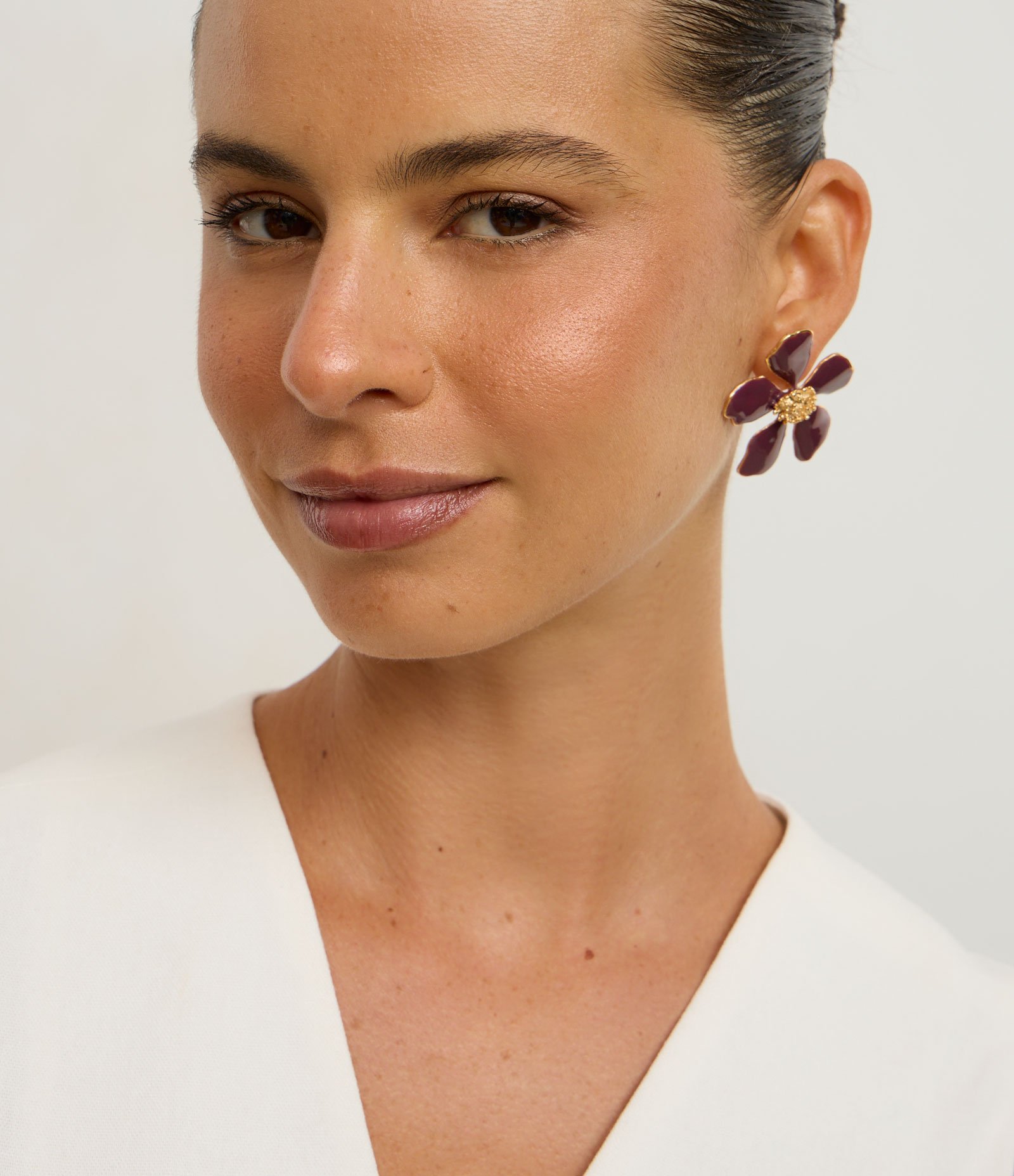 Brinco em Metal Formato de Flor com Miolo Marrom 1