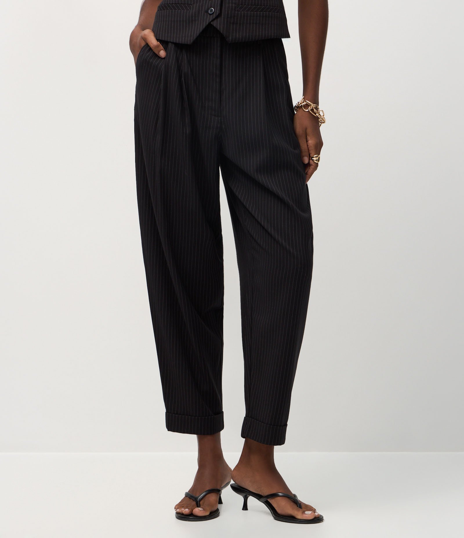 Calça Cenoura Alfaiatada com Estampa Listrada Preto 3