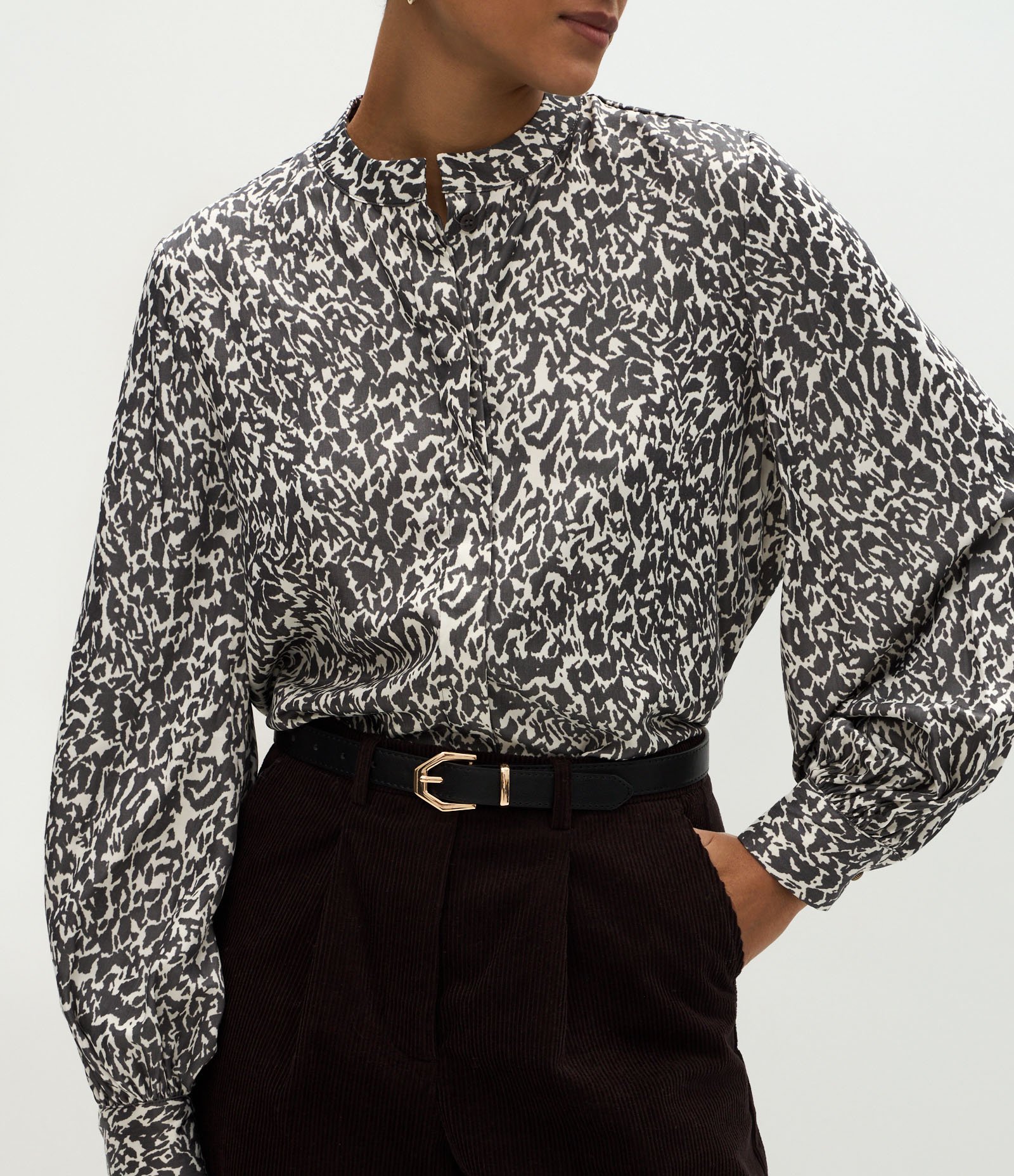 Camisa Acetinada com Manga Bufante Cinza 4