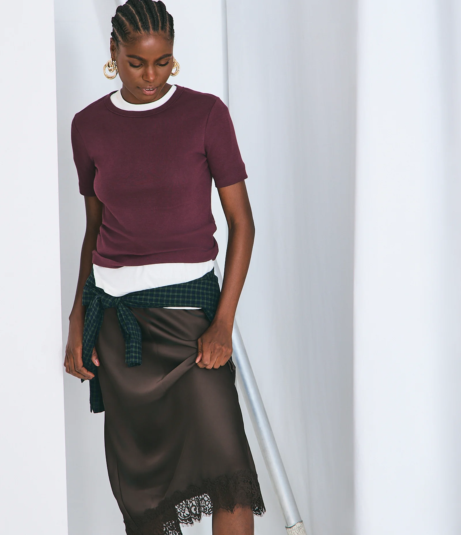 Saia Reta Acetinada e com Renda na Barra Marrom 2