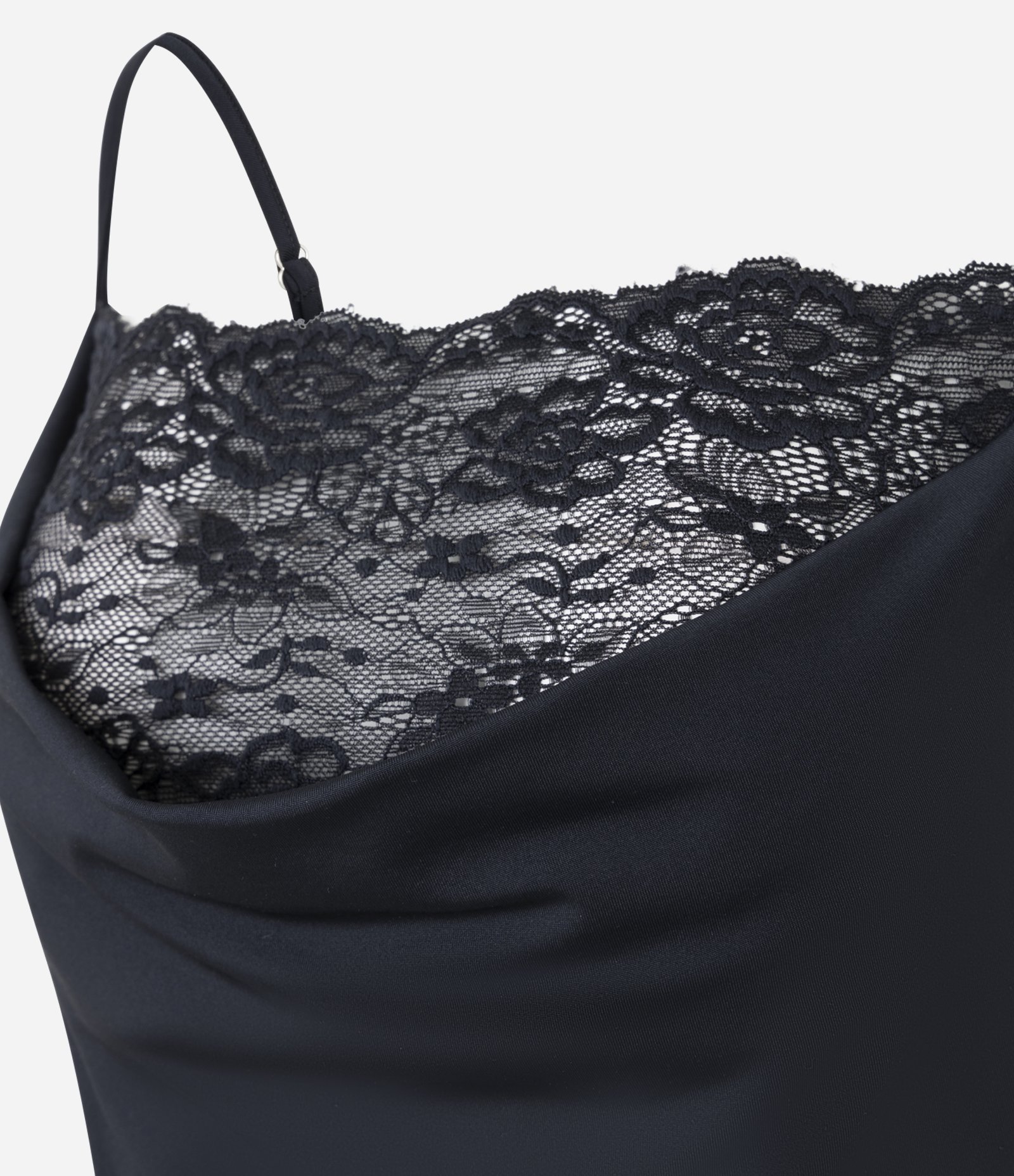 Blusa em Microfibra com Decote Degagê e Renda Preto 6