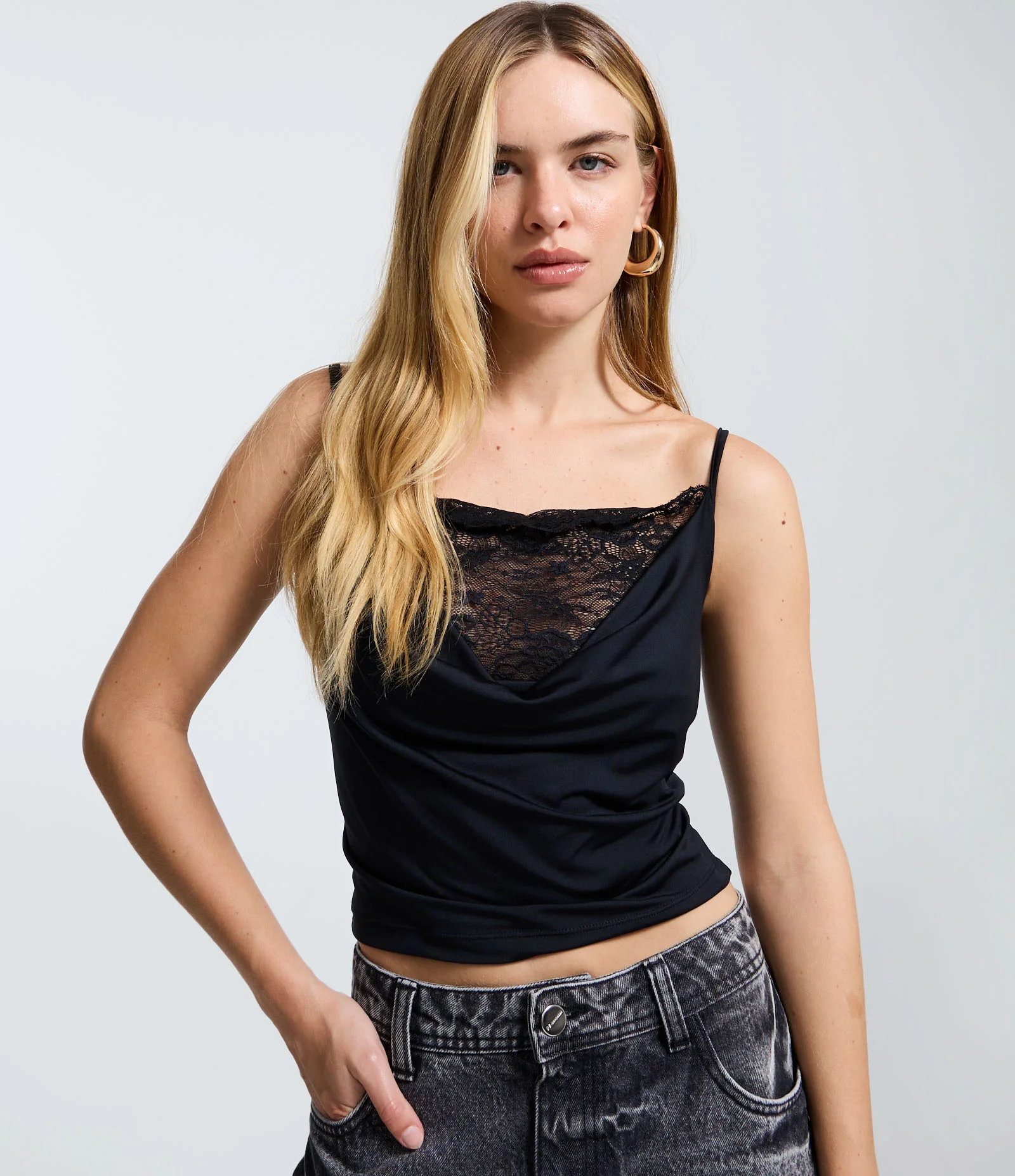 Blusa em Microfibra com Decote Degagê e Renda Preto 1