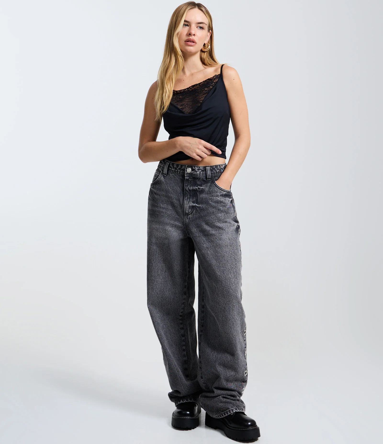 Blusa em Microfibra com Decote Degagê e Renda Preto 2