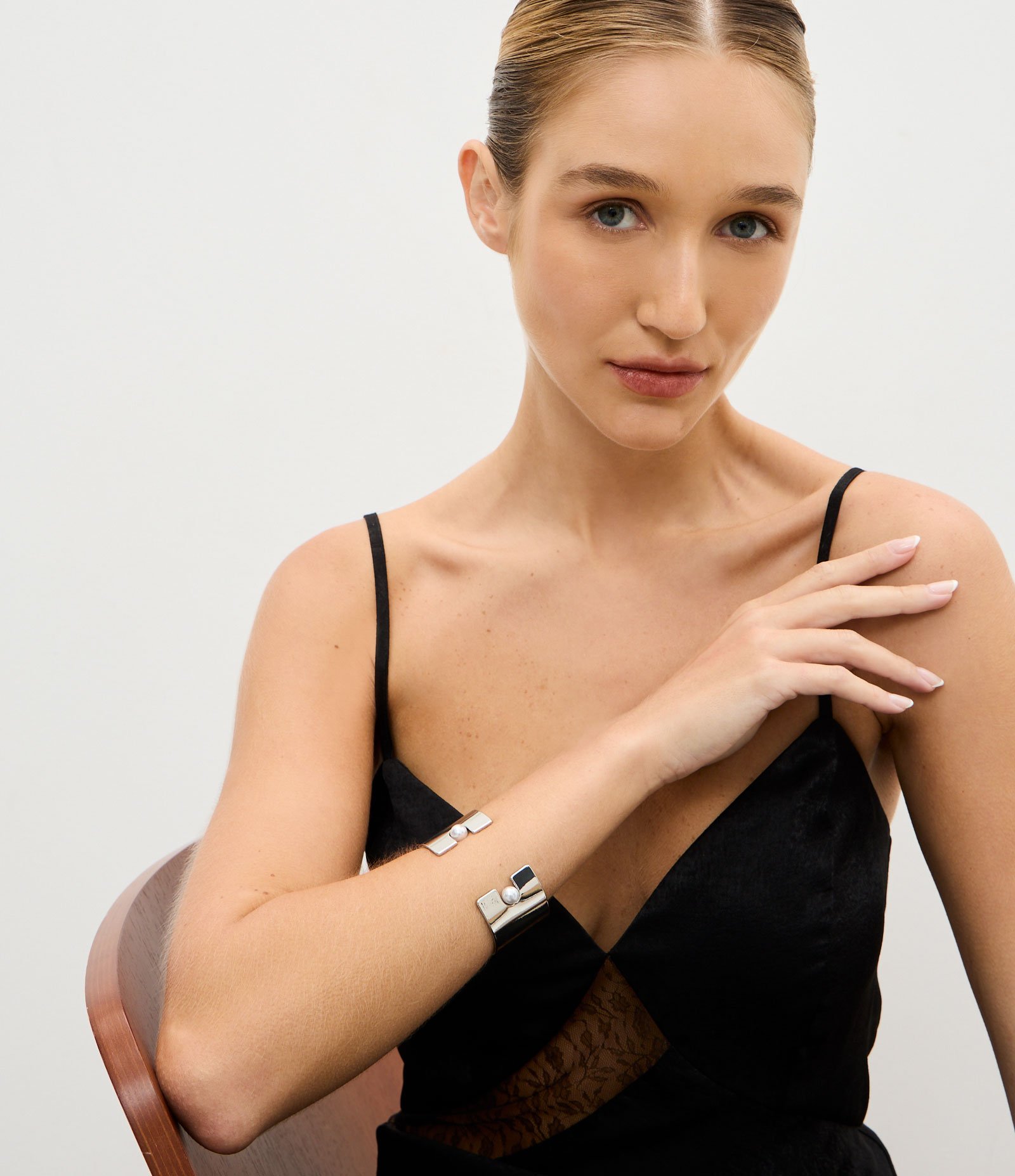 Bracelete Estruturado com Abertura e Detalhe de Pérola Prata 1