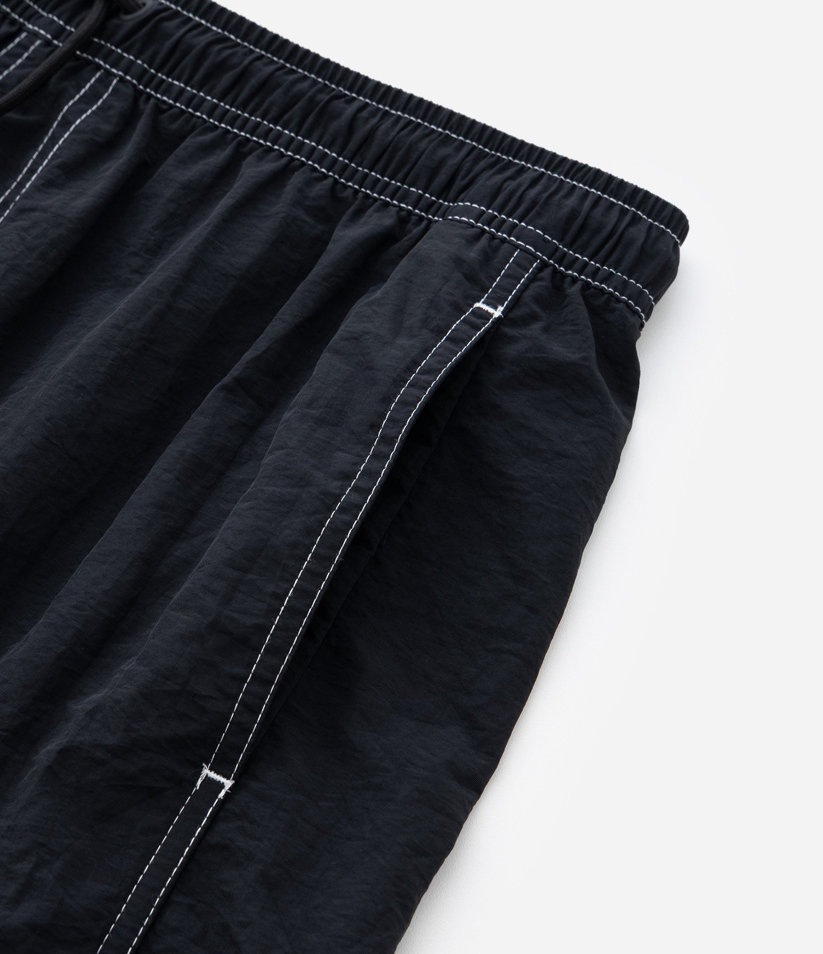 Bermuda em Poliamida de Banho com Bolsos e Bordado Discreto Preto 7