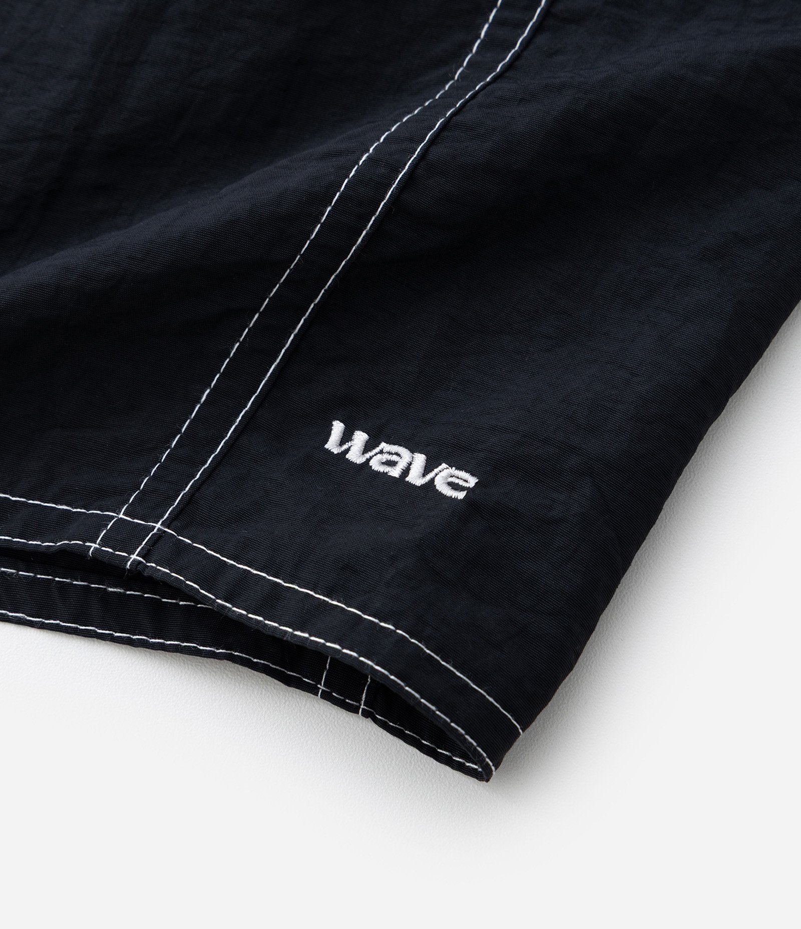 Bermuda em Poliamida de Banho com Bolsos e Bordado Discreto Preto 8