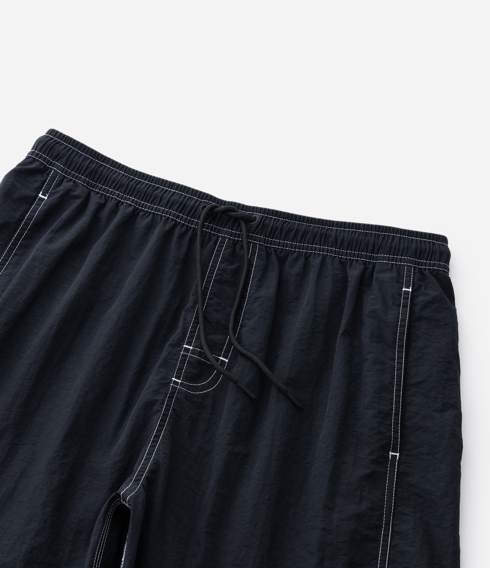 Bermuda em Poliamida de Banho com Bolsos e Bordado Discreto Preto 10