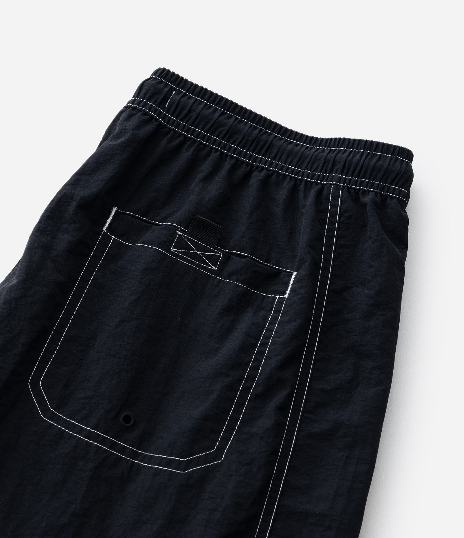 Bermuda em Poliamida de Banho com Bolsos e Bordado Discreto Preto 11