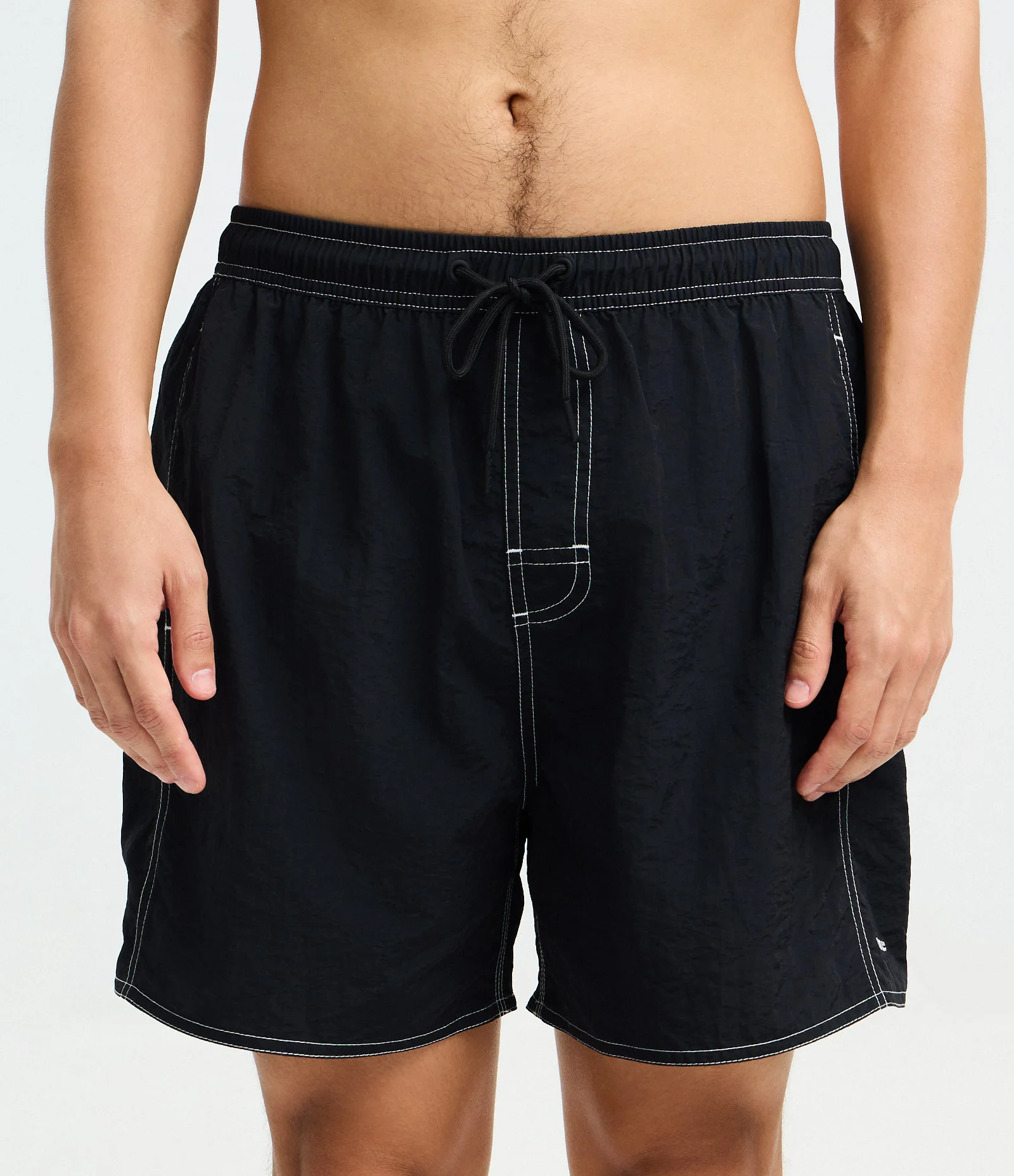 Bermuda em Poliamida de Banho com Bolsos e Bordado Discreto Preto 2