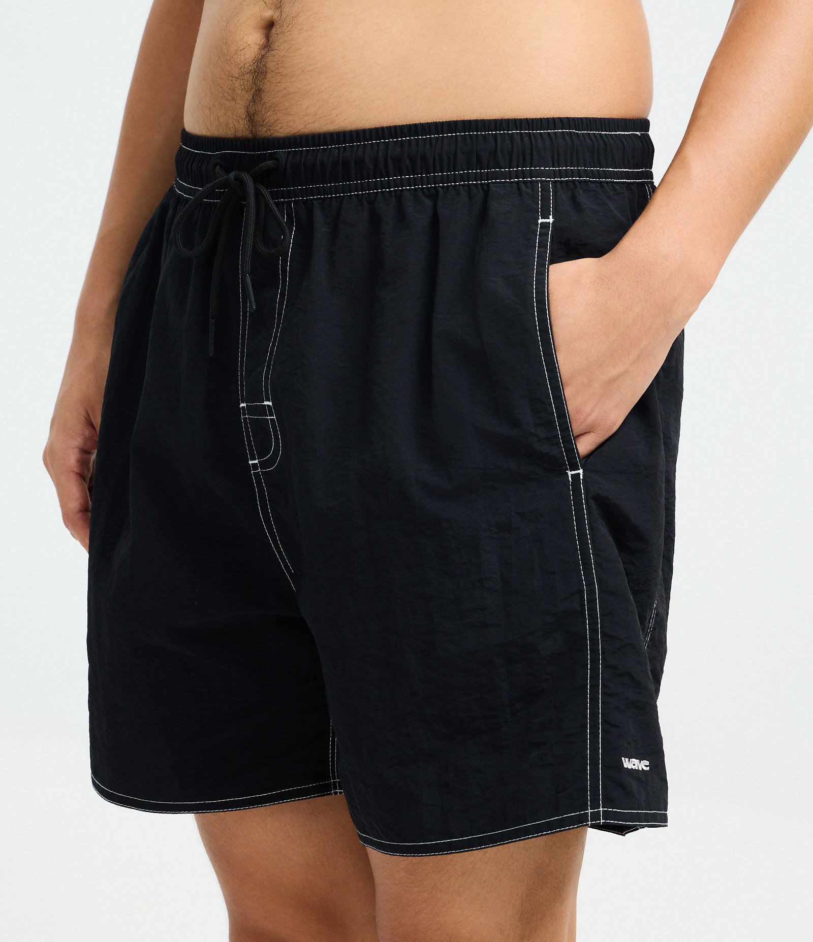 Bermuda em Poliamida de Banho com Bolsos e Bordado Discreto Preto 3