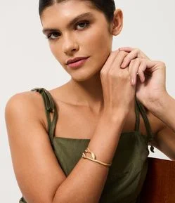 Bracelete em Metal com Formato de Pétala de Flor