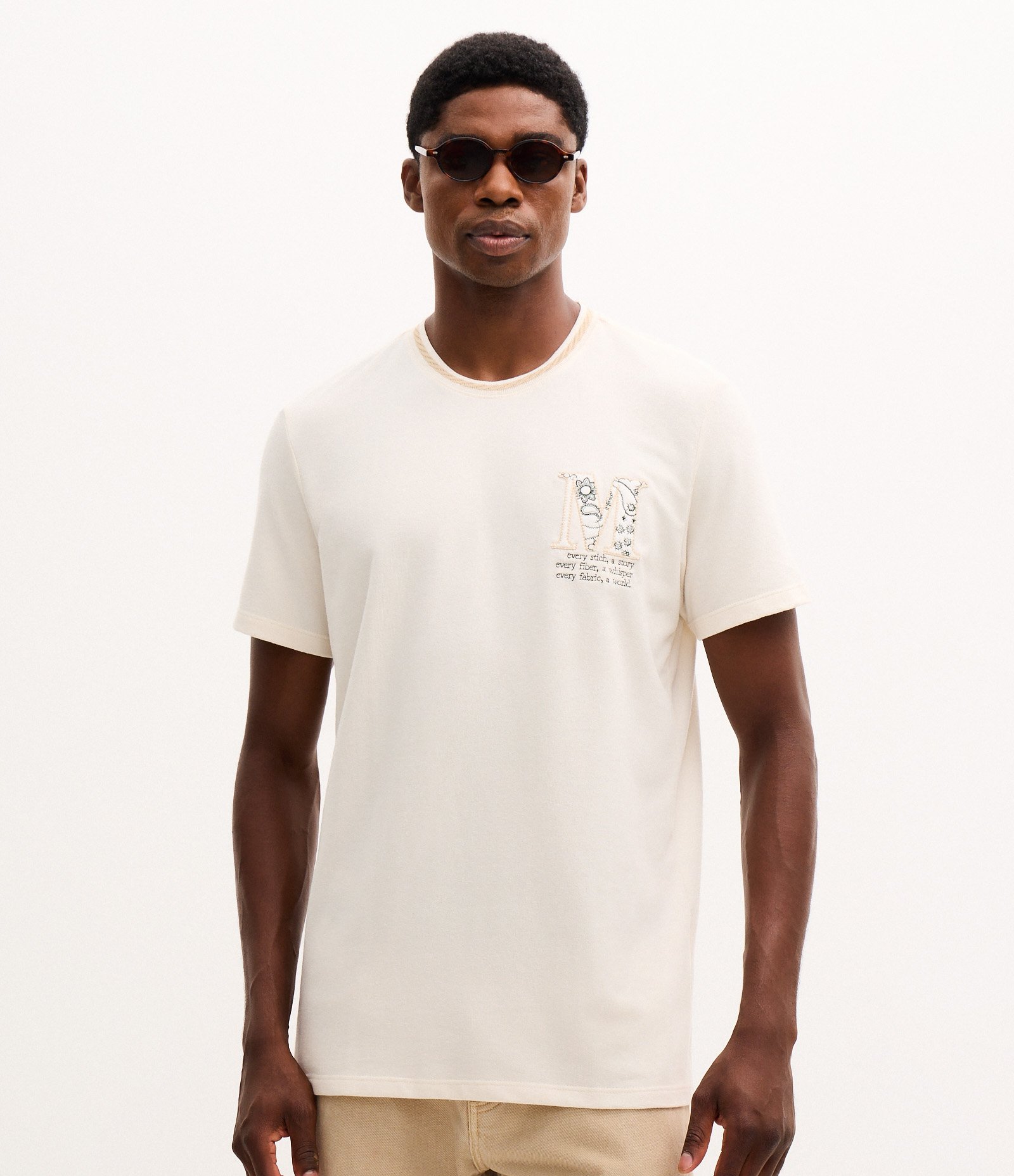 Camiseta em Algodão Manga Curta com Lettering M Bordado Branco 1