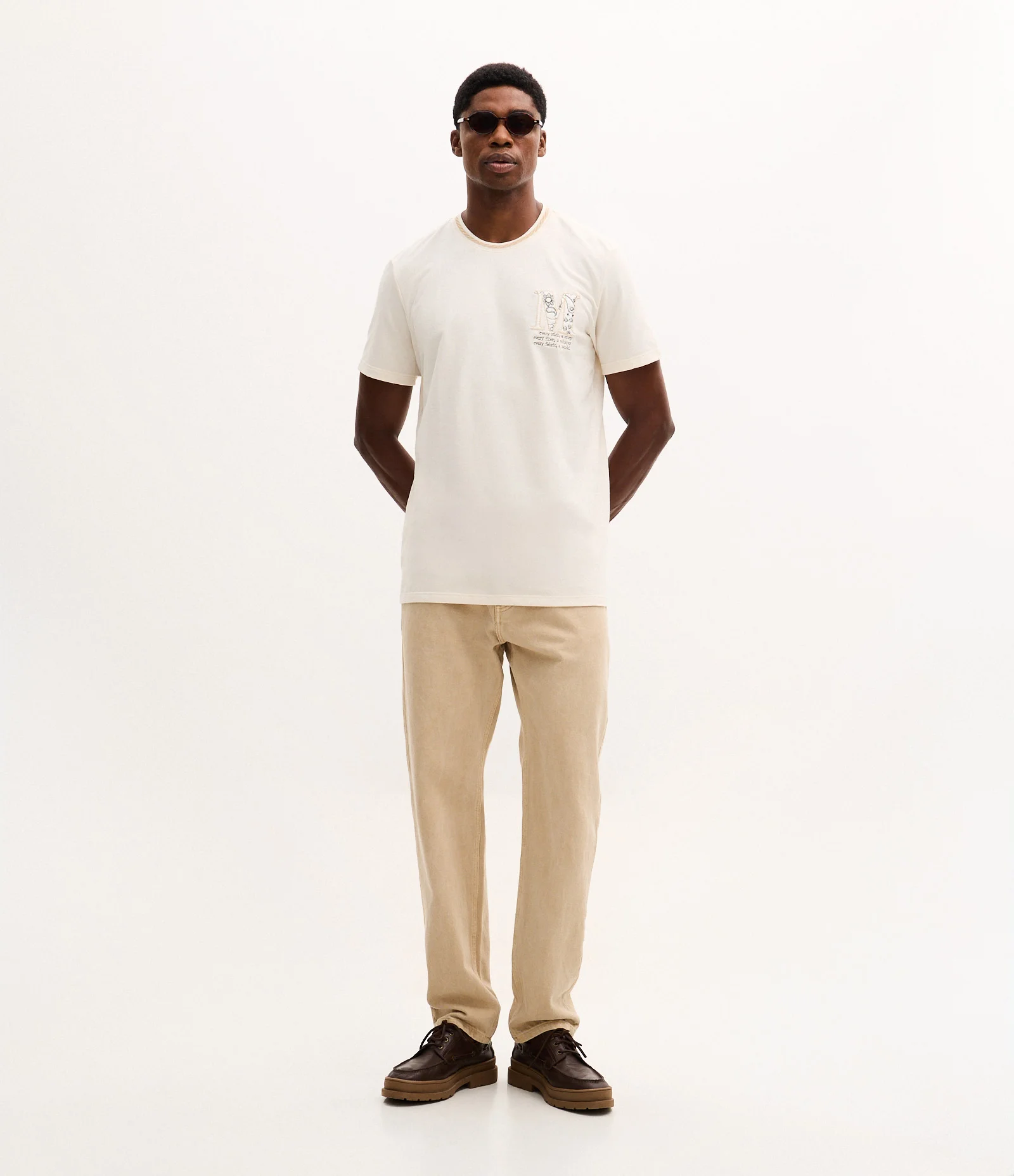 Camiseta em Algodão Manga Curta com Lettering M Bordado Branco 2