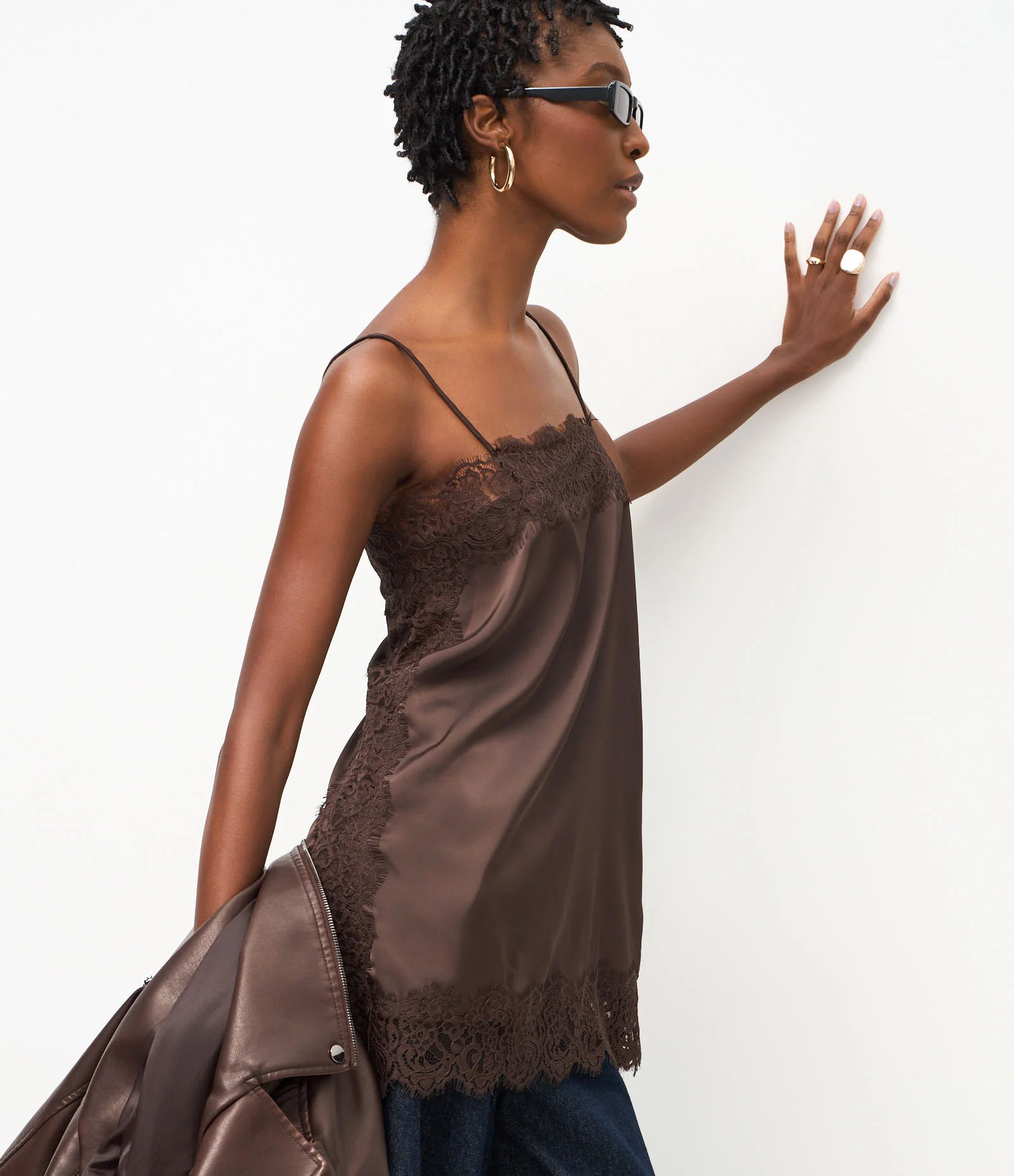 Blusa Acetinada com Decote Quadrado e Renda Aplicada Marrom 1