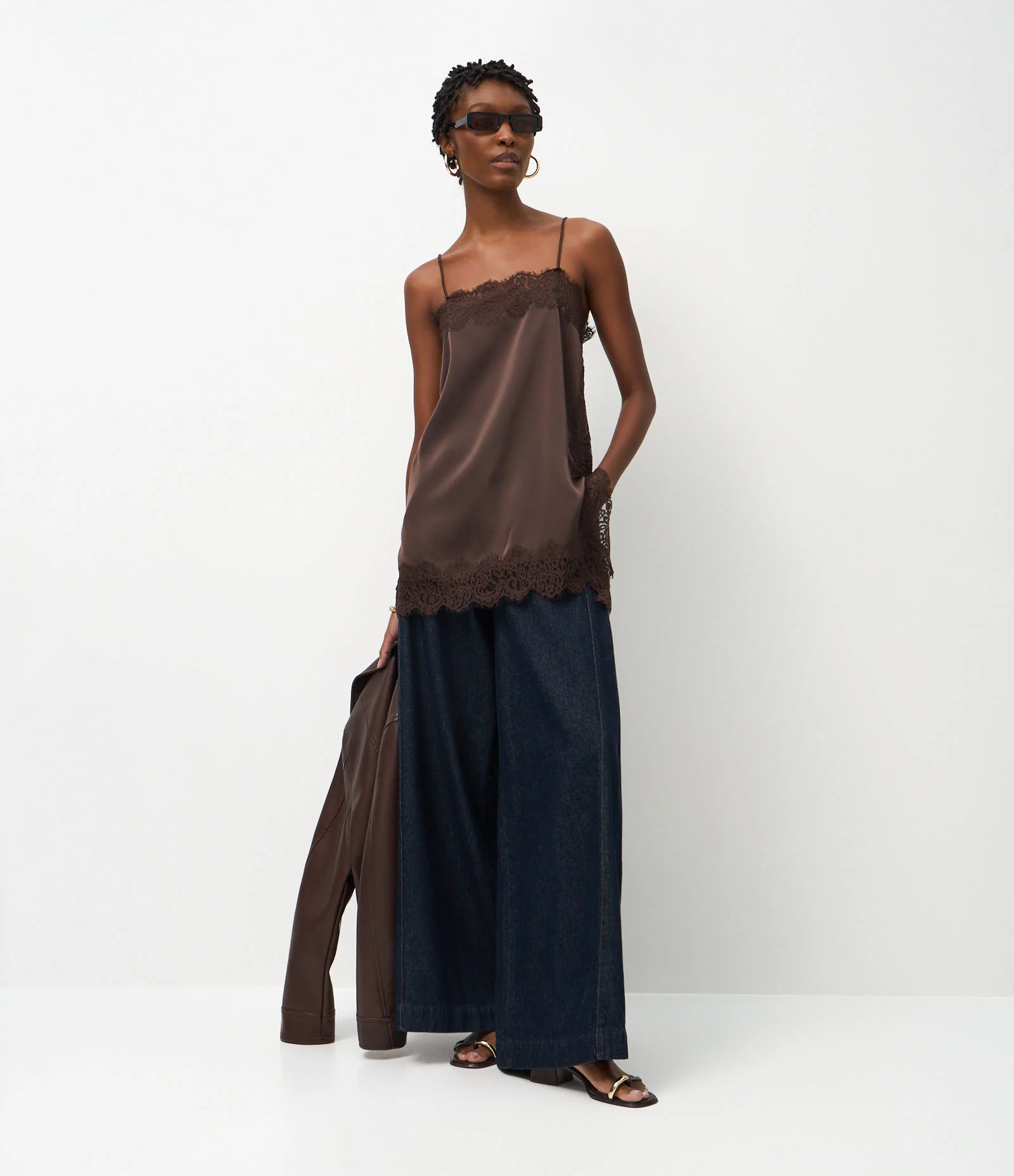 Blusa Acetinada com Decote Quadrado e Renda Aplicada Marrom 2