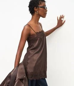 Blusa Acetinada com Decote Quadrado e Renda Aplicada