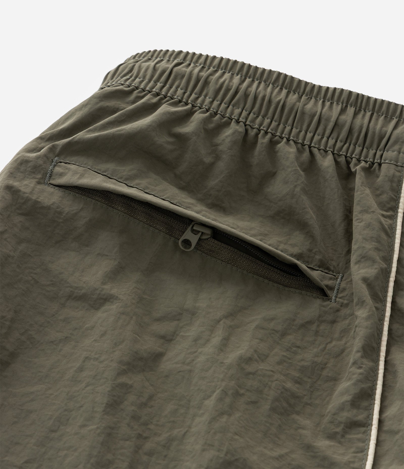 Bermuda Tecnológico Liso com piping contrastante Verde 7