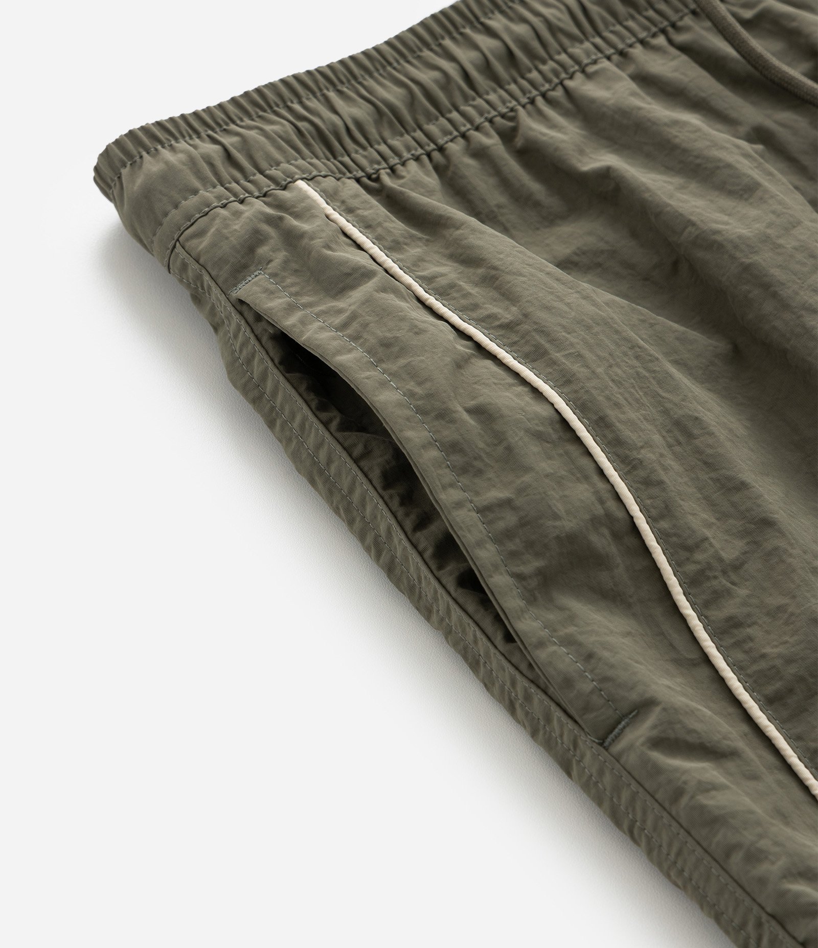 Bermuda Tecnológico Liso com piping contrastante Verde 8