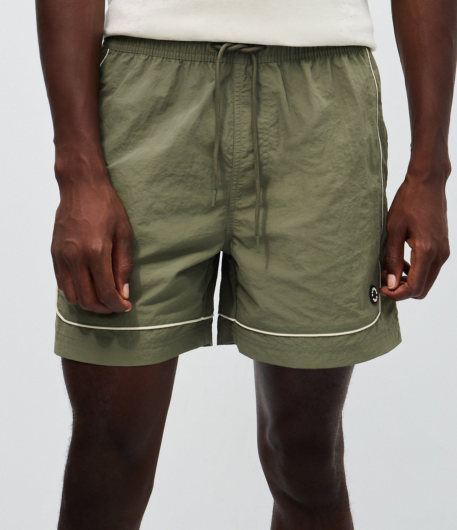 Bermuda Tecnológico Liso com piping contrastante Verde 2