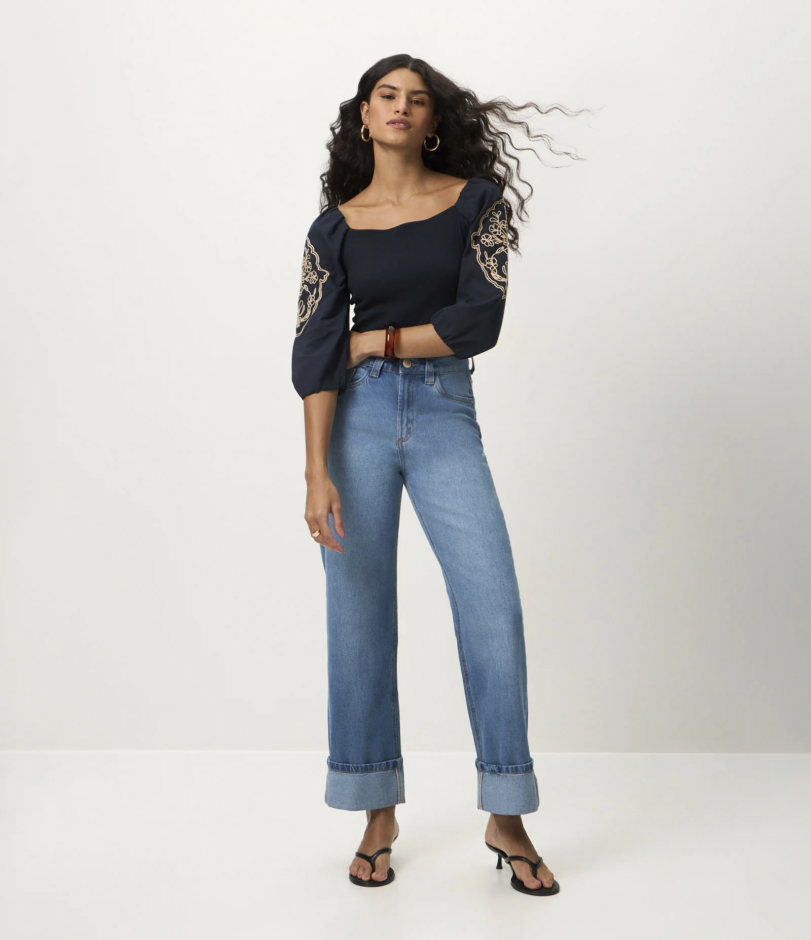 Blusa Manga Longa Bufante com Bordado de Folhagem Azul 2