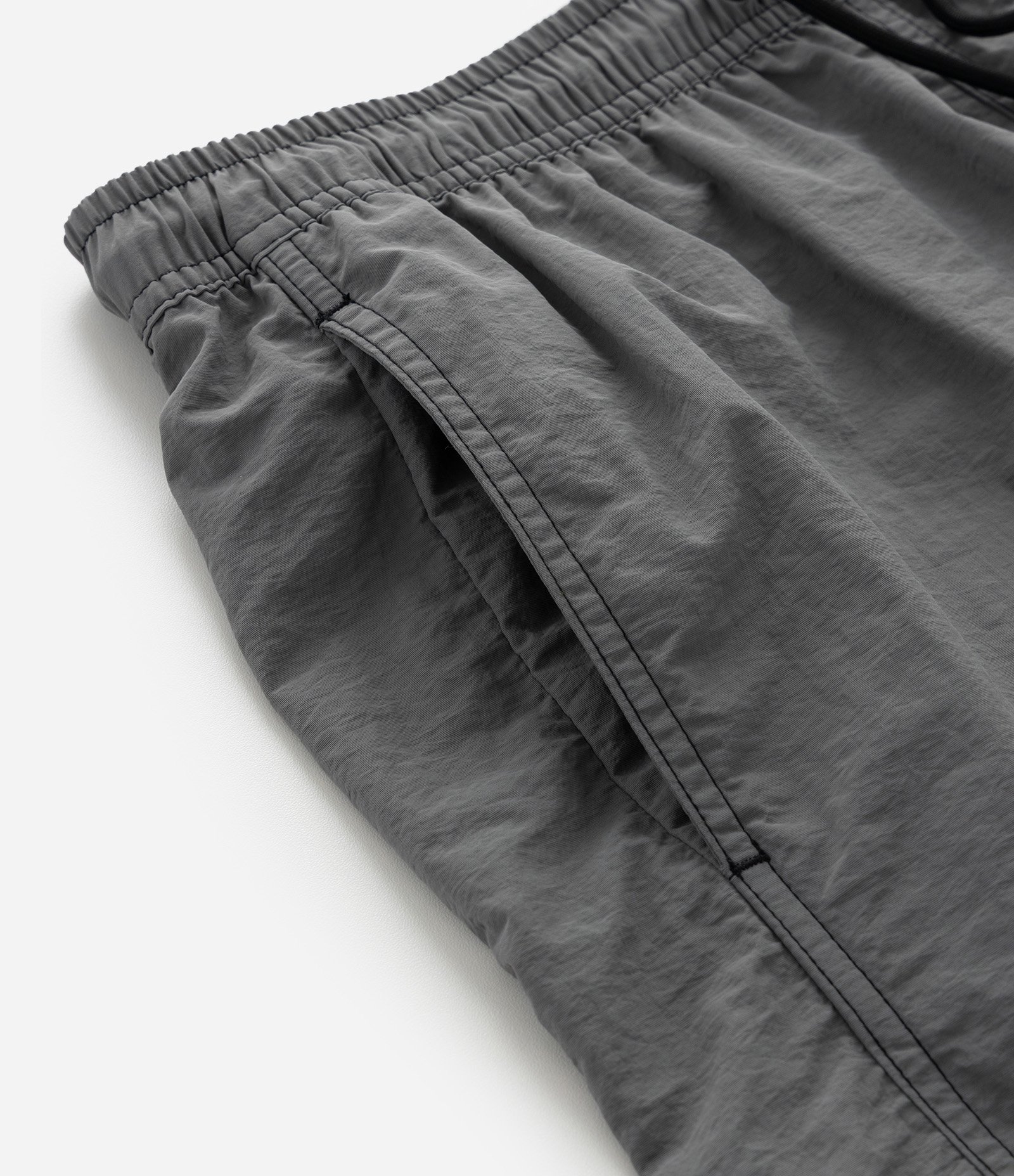 Bermuda em Poliamida de Banho com Bolsos e Bordado Discreto Cinza 5