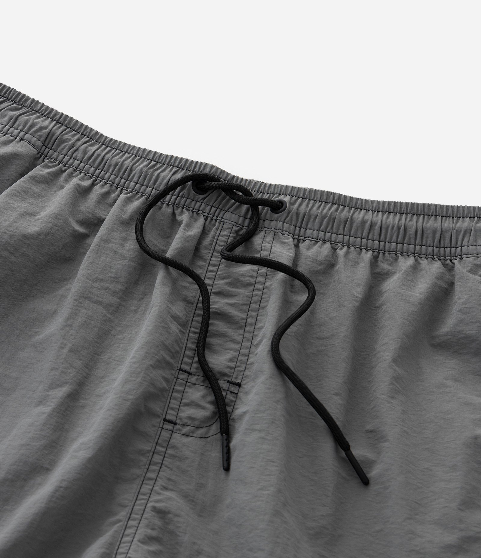 Bermuda em Poliamida de Banho com Bolsos e Bordado Discreto Cinza 6