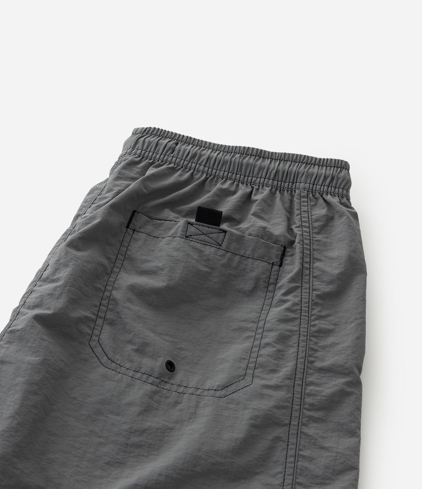 Bermuda em Poliamida de Banho com Bolsos e Bordado Discreto Cinza 7