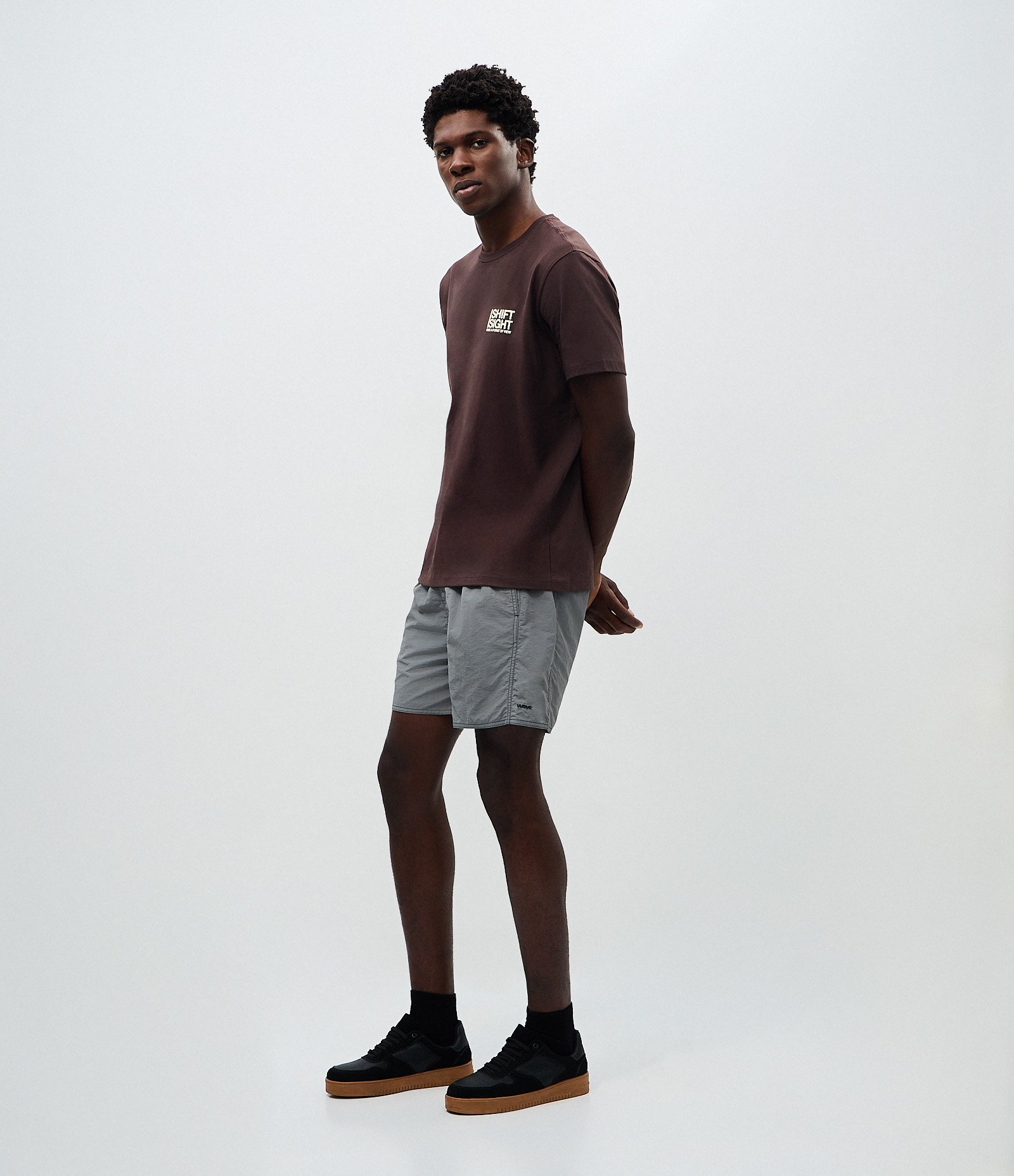 Bermuda em Poliamida de Banho com Bolsos e Bordado Discreto Cinza 1