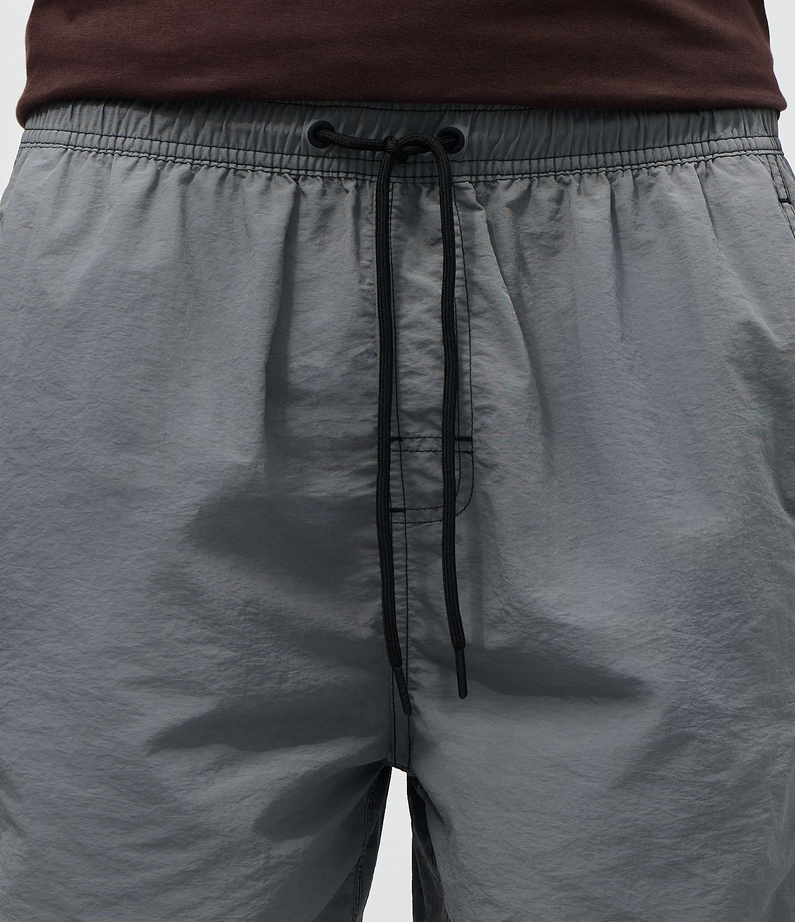 Bermuda em Poliamida de Banho com Bolsos e Bordado Discreto Cinza 2