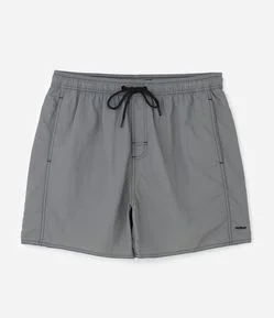 Bermuda em Poliamida de Banho com Bolsos e Bordado Discreto