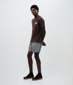 Bermuda em Poliamida de Banho com Bolsos e Bordado Discreto