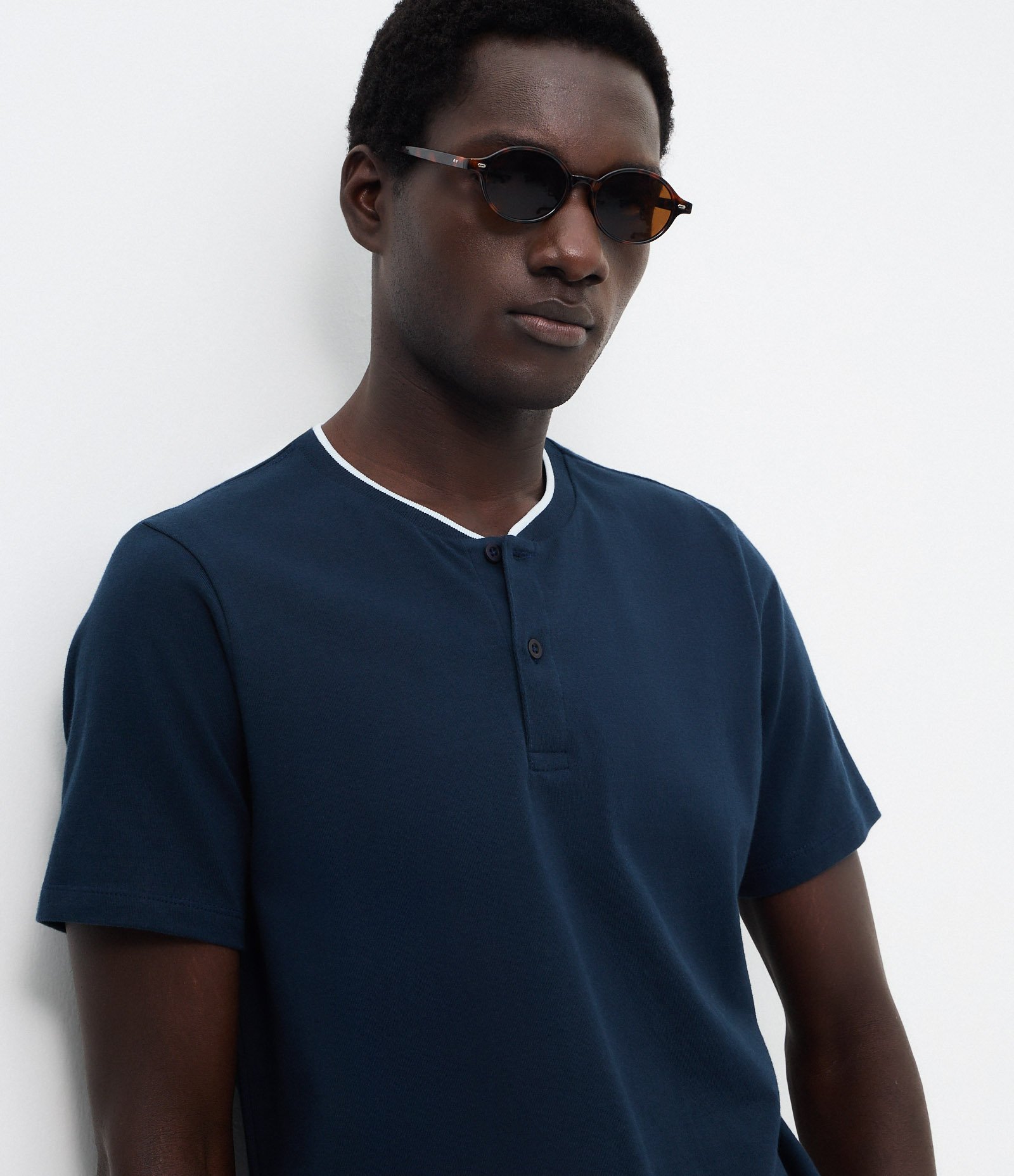 Camiseta Manga Curta com Gola Padre e Detalhe Contrastante Azul 3