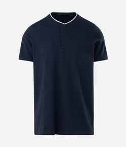 Camiseta Manga Curta com Gola Padre e Detalhe Contrastante