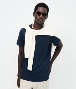 Camiseta Manga Curta com Gola Padre e Detalhe Contrastante