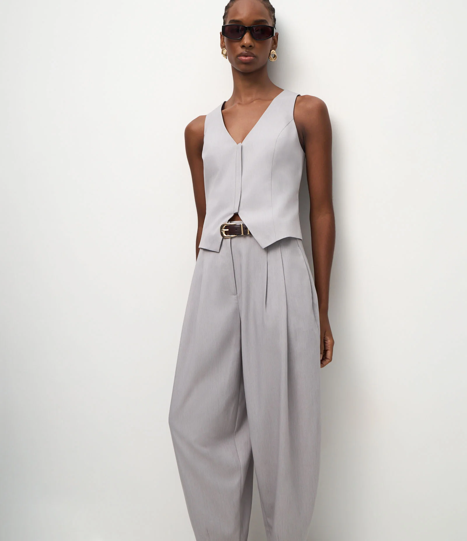 Calça Cenoura Alfaiatada com Pregas Frontais Azul 2