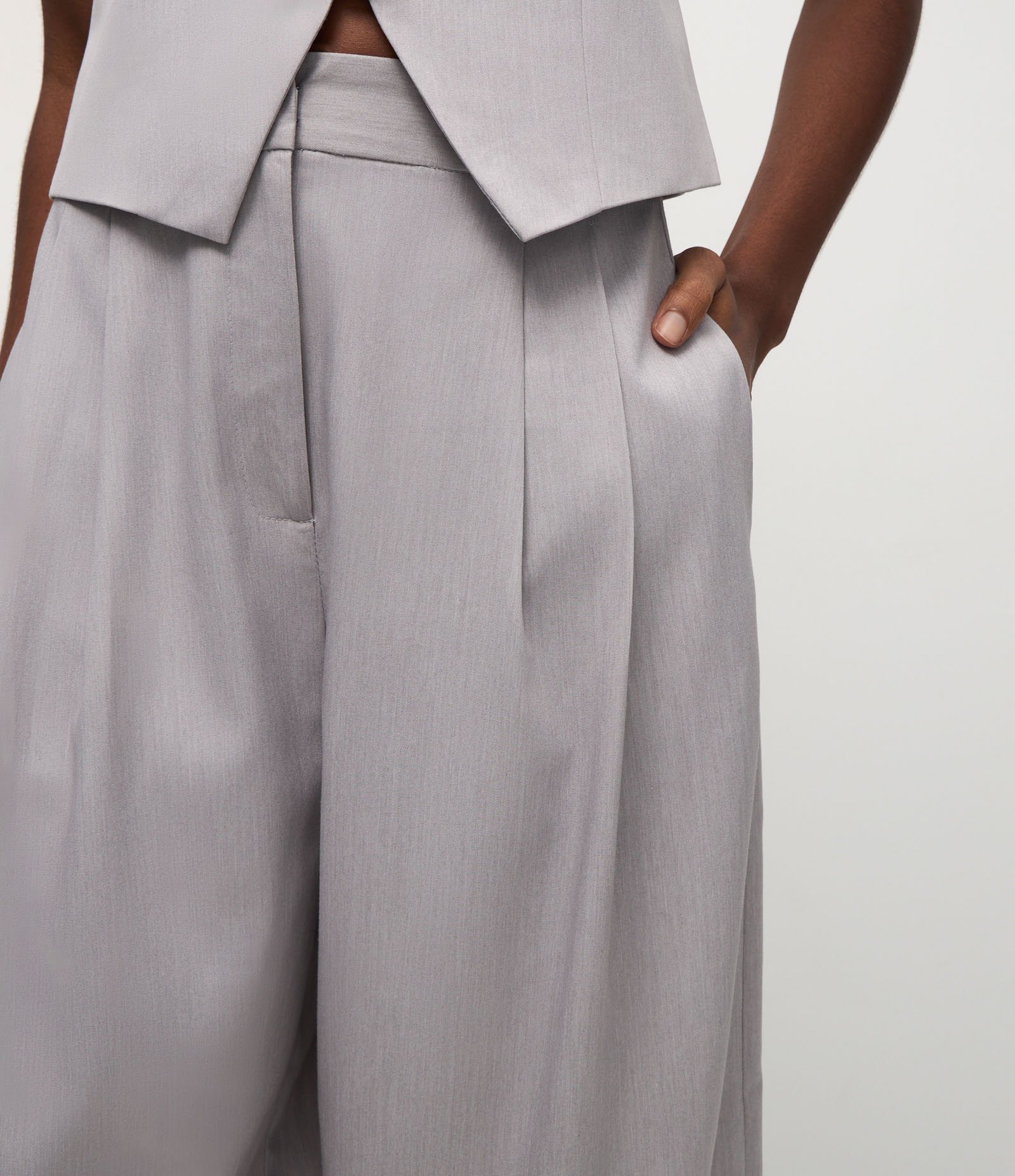 Calça Cenoura Alfaiatada com Pregas Frontais Azul 4