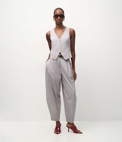 Calça Cenoura Alfaiatada com Pregas Frontais