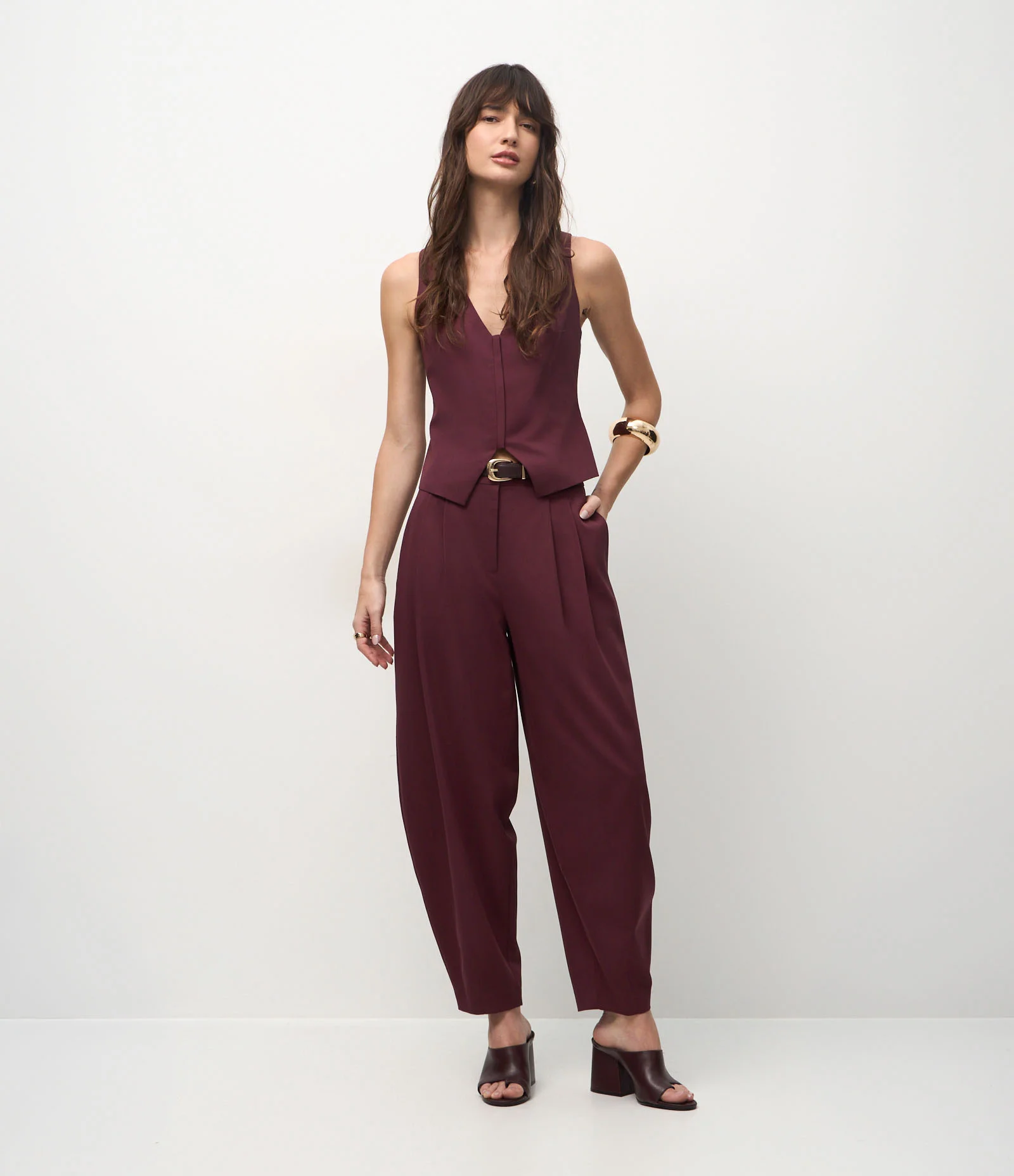 Calça Cenoura Alfaiatada com Pregas Frontais Vinho 1