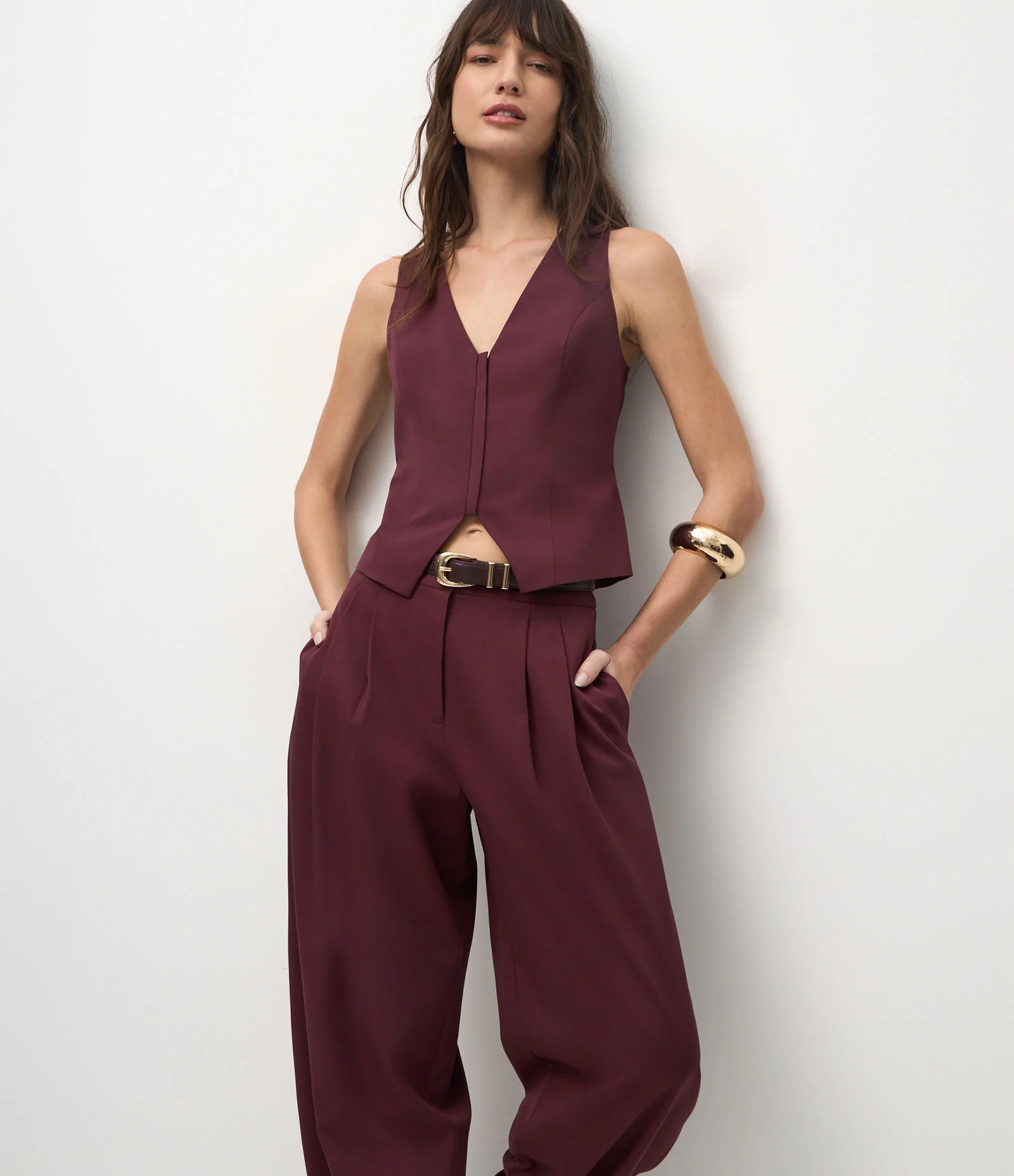 Calça Cenoura Alfaiatada com Pregas Frontais Vinho 2