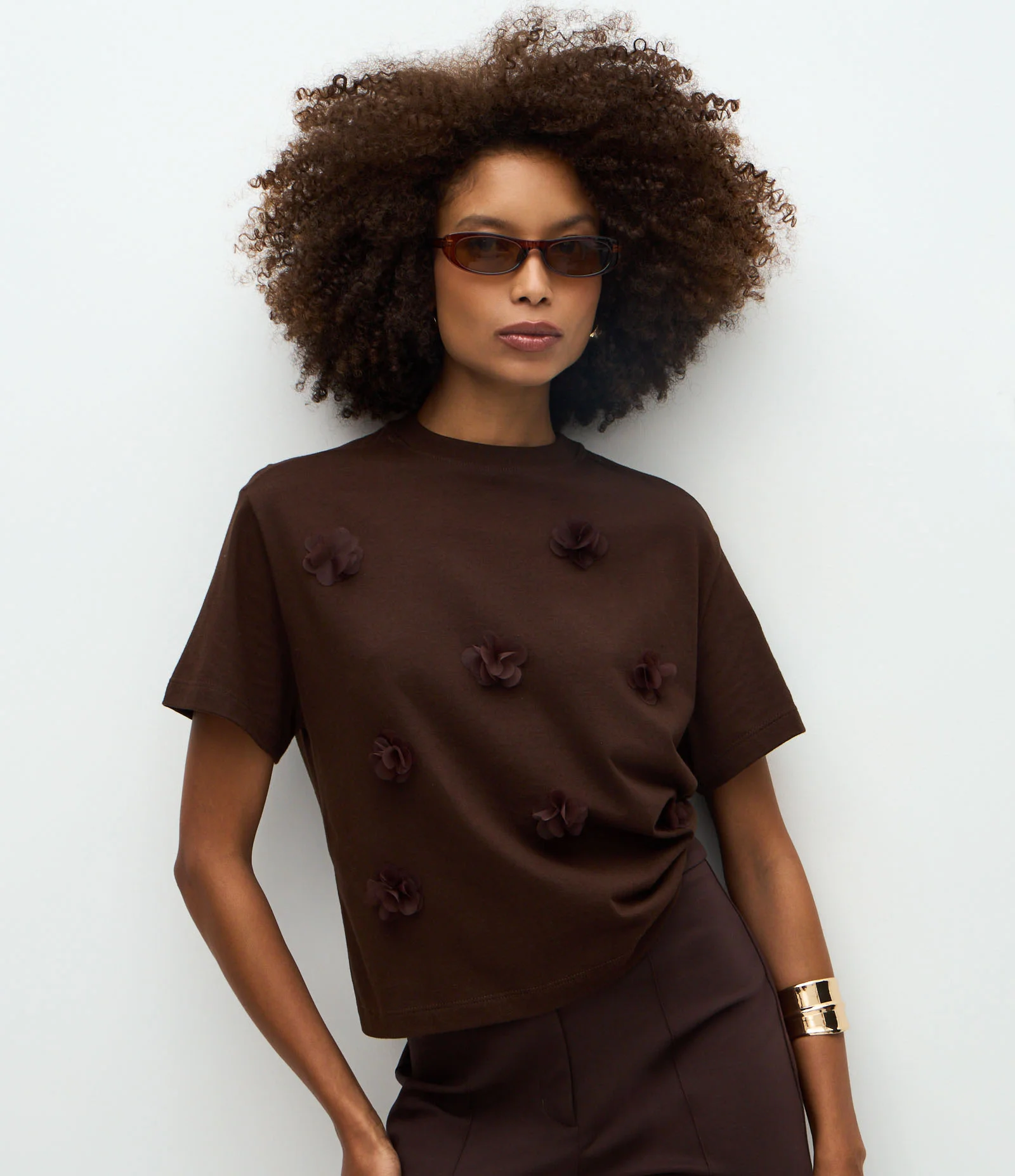 Blusa em Algodão com Aplicação de Flores em Relevo Marrom 1