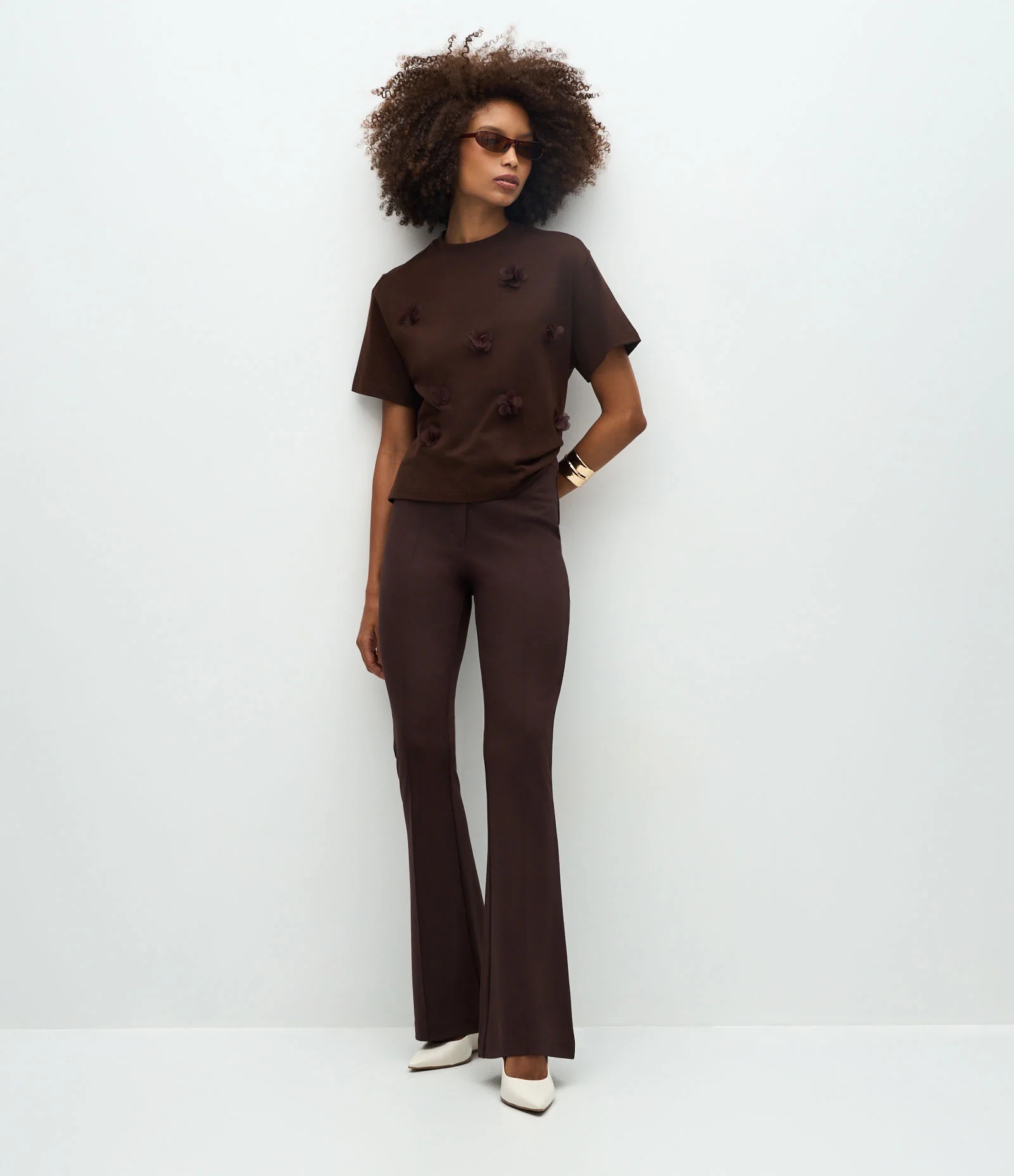 Blusa em Algodão com Aplicação de Flores em Relevo Marrom 2