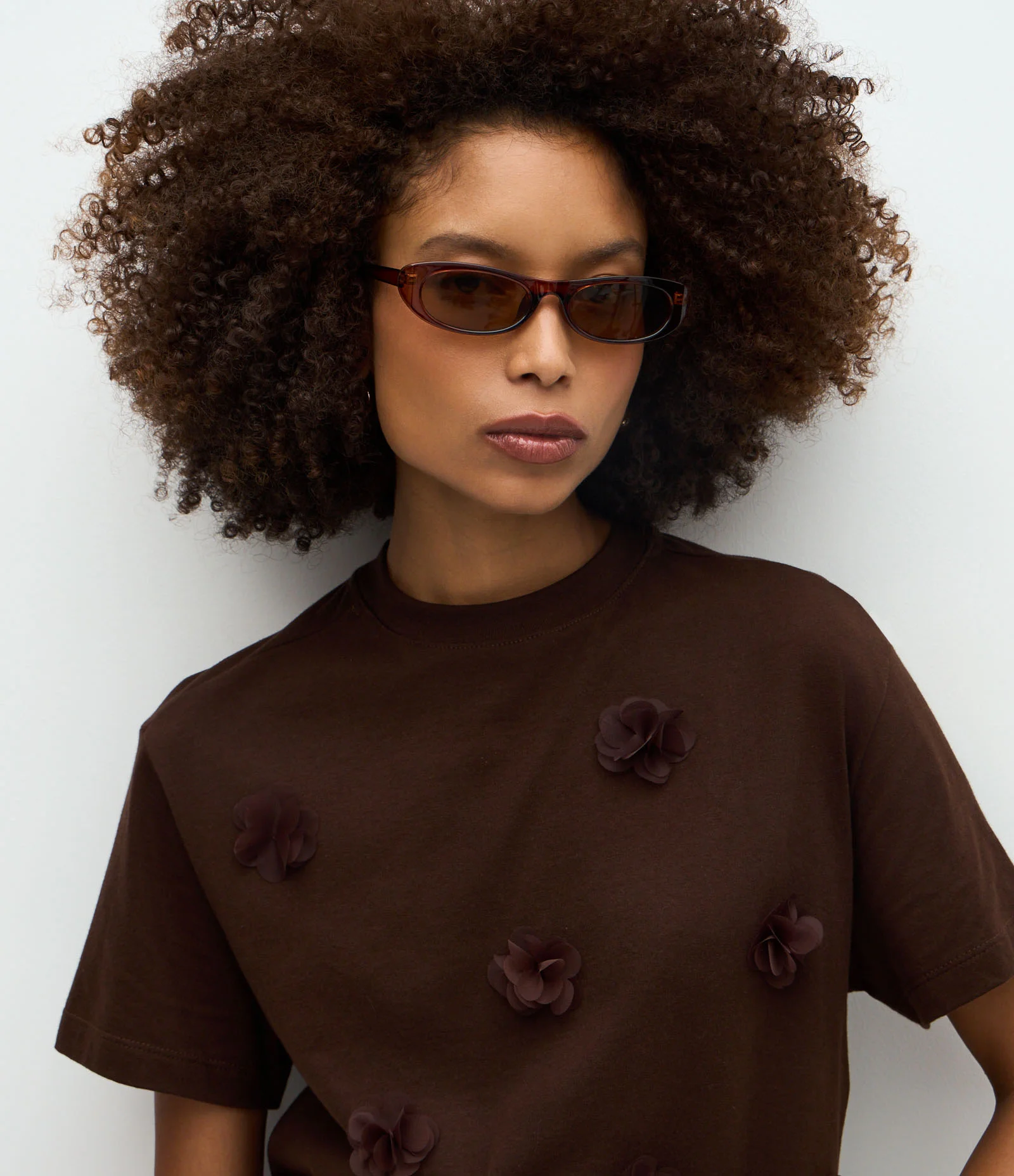 Blusa em Algodão com Aplicação de Flores em Relevo Marrom 3