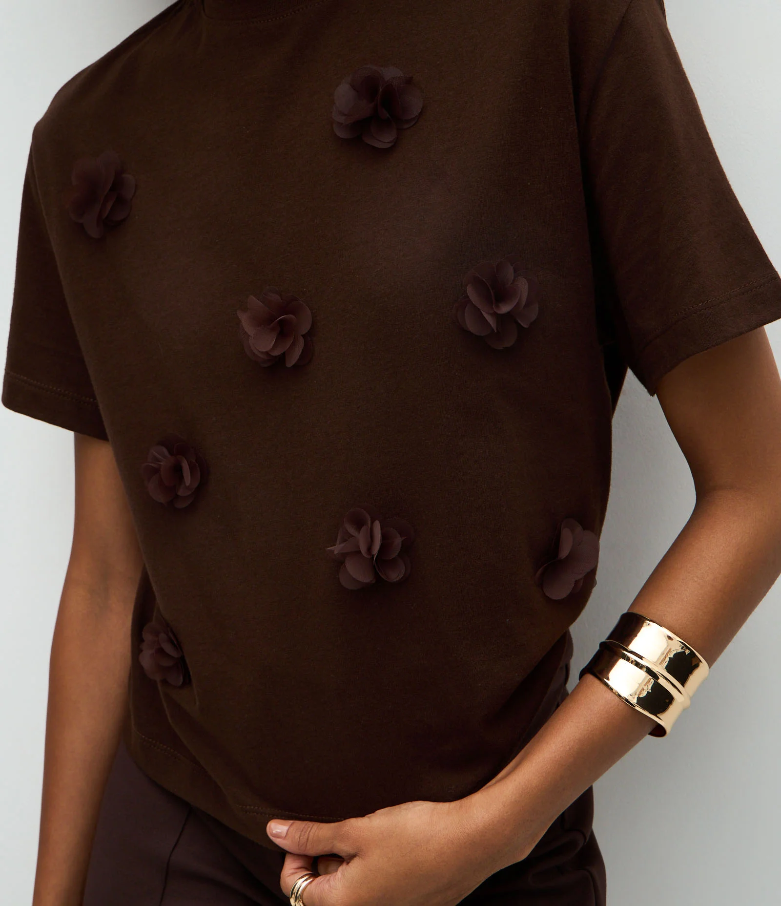 Blusa em Algodão com Aplicação de Flores em Relevo Marrom 4